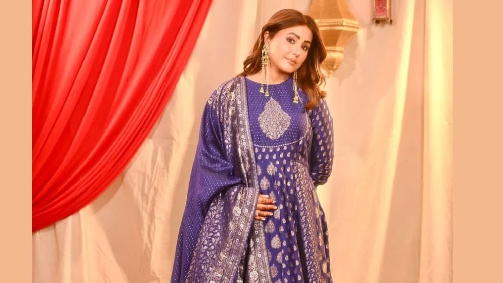 ਜੇਕਰ ਤੁਸੀਂ ਵਿਆਹ ਦੇ ਸਮਾਗਮ ਲਈ ਸ਼ਾਹੀ ਦਿੱਖ ਦੀ ਤਲਾਸ਼ ਕਰ ਰਹੇ ਹੋ, ਤਾਂ ਹਿਨਾ ਖਾਨ ਦੇ ਅਨਾਰਕਲੀ ਸੂਟ ਤੋਂ ਪ੍ਰੇਰਨਾ ਲਓ। ਉਸਨੇ ਜਾਮਨੀ ਬਨਾਰਸੀ ਫੈਬਰਿਕ ਦਾ ਸੂਟ ਪਾਇਆ ਸੀ ਜਿਸ ਵਿੱਚ ਗੁੰਝਲਦਾਰ ਸਿਲਾਈ ਹੋਈ ਕਲੀ ਡਿਟੇਲ ਸੀ। ਭਾਰੀ ਬਾਰਡਰ ਵਾਲਾ ਮੈਚਿੰਗ ਦੁਪੱਟਾ ਸੂਝਵਾਨ ਦਿੱਖ ਨੂੰ ਹੋਰ ਵੀ ਵਧਾ ਦਿੰਦਾ ਹੈ।