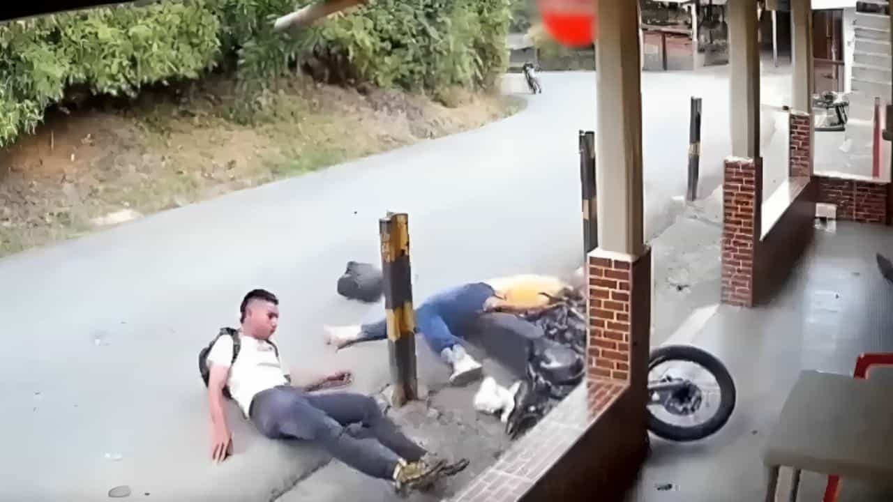 Viral: ਇੱਕ ਬੇਵਕੂਫ਼ੀ ਕਾਰਨ ਵਾਪਰਿਆ ਭਿਆਨਕ ਹਾਦਸਾ, CCTV ਚ ਕੈਦ ਹੋਇਆ ਐਕਸੀਡੈਂਟ; ਦੇਖੋ VIDEO Viral: ਇੱਕ ਬੇਵਕੂਫ਼ੀ ਕਾਰਨ ਵਾਪਰਿਆ ਭਿਆਨਕ ਹਾਦਸਾ, CCTV ਚ ਕੈਦ ਹੋਇਆ ਐਕਸੀਡੈਂਟ; ਦੇਖੋ VIDEO