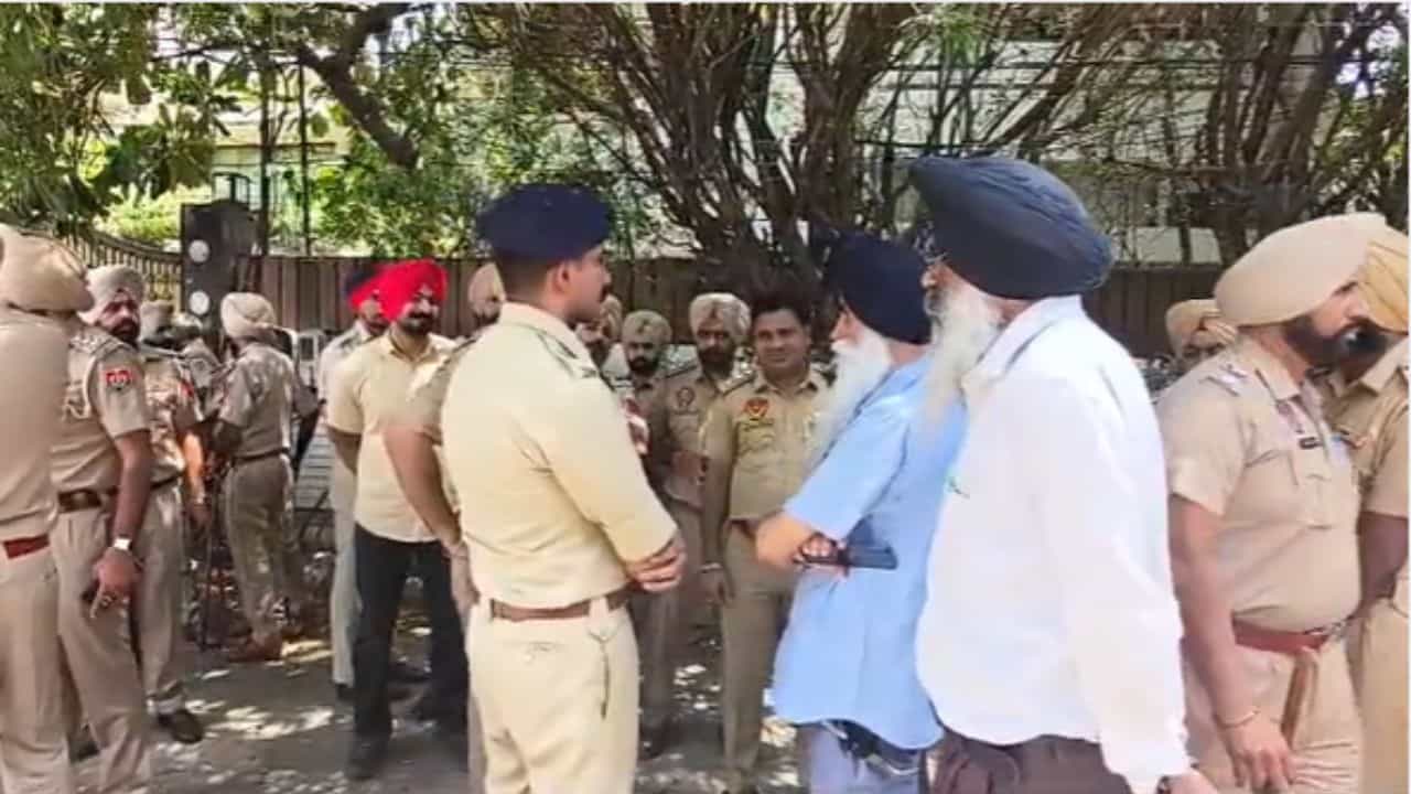 ਬਿਕਰਮ ਮਜੀਠੀਆ ਦੀ ਭਾਲ ਚ ਪੰਜਾਬ ਪੁਲਿਸ, ਅੰਮ੍ਰਿਤਸਰ ਅਤੇ ਚੰਡੀਗੜ੍ਹ ਵਿੱਚ ਰੇਡ; ਜਬਰਨ ਥਾਣੇ ਵਿੱਚ ਵੜ੍ਹ ਕੇ ਮੁਲਜ਼ਮ ਨੂੰ ਛੁੜਵਾਉਣ ਦਾ ਆਰੋਪ