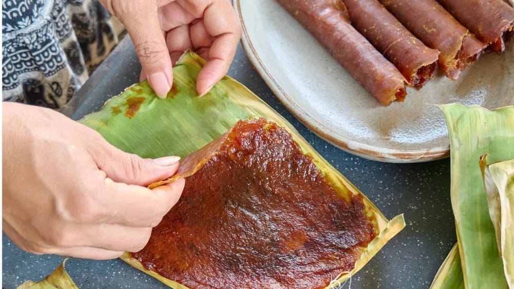 ਮਿੱਠਾ ਖਾਣ ਦੀ ਇੱਛਾ ਪੂਰੀ ਕਰਨ ਲਈ ਤੁਸੀਂ ਆਮ ਪਾਪੜ (Mango Fruit Leather) ਬਣਾ ਸਕਦੇ ਹੋ। ਇਸ ਵਿੱਚ ਸੇਬ ਦੀ ਵੀ ਵਰਤੋਂ ਕਰੋ। ਬਿਨਾਂ ਚੀਨੀ ਦੇ ਤਿਆਰ ਕੀਤਾ ਗਿਆ ਇਹ ਫਲਾਂ ਵਾਲਾ ਸਨੈਕ ਬੱਚਿਆਂ ਅਤੇ ਵੱਡਿਆਂ ਦੋਵਾਂ ਨੂੰ ਬਹੁਤ ਪਸੰਦ ਆਵੇਗਾ। ਇਸ ਨੂੰ ਬਣਾਉਣ ਲਈ ਆਮ ਅਤੇ ਸੇਬ ਨੂੰ ਉਬਾਲ ਲਓ। ਫਿਰ ਇਨ੍ਹਾਂ ਨੂੰ ਪੀਸ ਕੇ ਪੇਸਟ ਤਿਆਰ ਕਰੋ ਅਤੇ ਇਸ ਵਿੱਚ ਥੋੜ੍ਹਾ ਜਿਹਾ ਕਾਲਾ ਨਮਕ ਮਿਲਾ ਦਿਓ। ਹੁਣ ਇਸ ਪੇਸਟ ਨੂੰ ਪੈਨ ਵਿੱਚ ਪਾ ਕੇ ਲਗਾਤਾਰ ਹਿਲਾਉਂਦੇ ਹੋਏ ਪਕਾਓ। ਇਸ ਤੋਂ ਬਾਅਦ ਸਿਲਿਕੋਨ ਮੈਟ ਉੱਤੇ ਇਸ ਦੀ ਪਤਲੀ ਪਰਤ ਫੈਲਾ ਦਿਓ ਅਤੇ 2 ਦਿਨ ਧੁੱਪ ਵਿੱਚ ਸੁੱਕਣ ਲਈ ਰੱਖ ਦਿਓ। (Image: Getty Images)