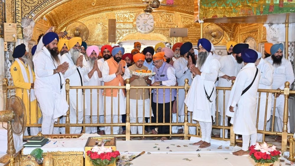 ਭਾਜਪਾ ਦੇ ਰਾਸ਼ਟਰੀ ਪ੍ਰਧਾਨ ਨਿਤਿਨ ਨਵੀਨ ਅੱਜ (20 ਜੂਨ) ਤੋਂ ਪੰਜਾਬ ਦੇ ਤਿੰਨ ਦਿਨਾਂ ਦੌਰੇ 'ਤੇ ਹਨ। ਪਹਿਲੇ ਦਿਨ, ਉਨ੍ਹਾਂ ਨੇ ਭਗਵੇਂ ਰੰਗ ਦੀ ਪੱਗ ਬੰਨ੍ਹੀ ਅਤੇ ਹਰਿਮੰਦਰ ਸਾਹਿਬ ਵਿਖੇ ਮੱਥਾ ਟੇਕਿਆ। ਉਨ੍ਹਾਂ ਨੇ ਉੱਥੇ ਭਾਂਡੇ ਧੋ ਕੇ ਸੇਵਾ ਵੀ ਕੀਤੀ।