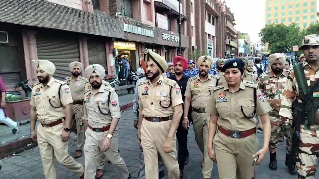 ਆਪ੍ਰੇਸ਼ਨ ਬਲੂ ਸਟਾਰ ਦੀ ਬਰਸੀ ਤੇ ਅੰਮ੍ਰਿਤਸਰ ਚ ਸਖ਼ਤ ਸੁਰੱਖਿਆ: CRPF ਦੀਆਂ 5 ਕੰਪਨੀਆਂ ਤਾਇਨਾਤ, 6 ਜੂਨ ਤੱਕ ਫਲੈਗ ਮਾਰਚ ਕਰੇਗੀ ਪੁਲਿਸ ਆਪ੍ਰੇਸ਼ਨ ਬਲੂ ਸਟਾਰ ਦੀ ਬਰਸੀ ਤੇ ਅੰਮ੍ਰਿਤਸਰ ਚ ਸਖ਼ਤ ਸੁਰੱਖਿਆ: CRPF ਦੀਆਂ 5 ਕੰਪਨੀਆਂ ਤਾਇਨਾਤ, 6 ਜੂਨ ਤੱਕ ਫਲੈਗ ਮਾਰਚ ਕਰੇਗੀ ਪੁਲਿਸ