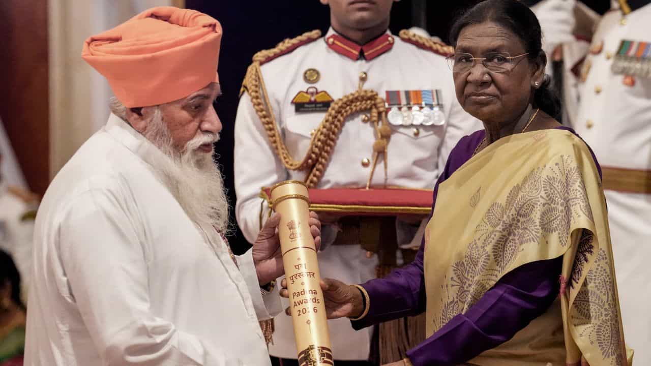 ਡੇਰਾ ਬੱਲਾਂ ਜਲੰਧਰ ਦੇ ਸੰਤ ਨਿਰੰਜਨ ਦਾਸ ਨੂੰ ਮਿਲਿਆ ਪਦਮ ਸ਼੍ਰੀ, ਹਰਮਨਪ੍ਰੀਤ ਕੌਰ ਤੇ ਕੋਚ ਬਲਦੇਵ ਸਿੰਘ ਨੇ ਵੀ ਕੀਤਾ ਸਨਮਾਨਿਤ ਡੇਰਾ ਬੱਲਾਂ ਜਲੰਧਰ ਦੇ ਸੰਤ ਨਿਰੰਜਨ ਦਾਸ ਨੂੰ ਮਿਲਿਆ ਪਦਮ ਸ਼੍ਰੀ, ਹਰਮਨਪ੍ਰੀਤ ਕੌਰ ਤੇ ਕੋਚ ਬਲਦੇਵ ਸਿੰਘ ਨੇ ਵੀ ਕੀਤਾ ਸਨਮਾਨਿਤ
