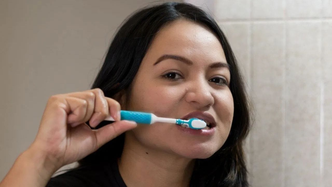ਮੂੰਹ ਦੀ ਸਫ਼ਾਈ (Oral Hygiene) ਬਣਾਈ ਰੱਖਣ ਅਤੇ ਦੰਦਾਂ ਵਿੱਚ ਕੀੜਾ (Cavity) ਲੱਗਣ ਤੋਂ ਬਚਾਅ ਲਈ ਦੰਦਾਂ ਨੂੰ ਬੁਰਸ਼ ਕਰਨਾ ਬਹੁਤ ਜ਼ਰੂਰੀ ਹੈ, ਪਰ ਲੋੜ ਤੋਂ ਵੱਧ ਬੁਰਸ਼ ਕਰਨਾ ਤੁਹਾਡੇ ਦੰਦਾਂ ਅਤੇ ਮਸੂੜਿਆਂ ਨੂੰ ਨੁਕਸਾਨ ਪਹੁੰਚਾ ਸਕਦਾ ਹੈ। ਦੰਦਾਂ ਨੂੰ ਬਹੁਤ ਜ਼ੋਰ ਨਾਲ ਰਗੜਨਾ, ਲੰਬੇ ਸਮੇਂ ਤੱਕ ਬੁਰਸ਼ ਕਰਦੇ ਰਹਿਣਾ ਜਾਂ ਦਿਨ ਵਿੱਚ ਕਈ ਵਾਰ ਬੁਰਸ਼ ਕਰਨੀਆਂ ਆਦਤਾਂ ਮਸੂੜਿਆਂ ਵਿੱਚ ਸੋਜ ਅਤੇ ਜਲਣ ਦਾ ਕਾਰਨ ਬਣ ਸਕਦੀਆਂ ਹਨ। ਇਸ ਨਾਲ ਦੰਦਾਂ ਦੀ ਉੱਪਰੀ ਸੁਰੱਖਿਆ ਪਰਤ, ਜਿਸਨੂੰ ਇਨੇਮਲ (Enamel) ਕਿਹਾ ਜਾਂਦਾ ਹੈ, ਨੂੰ ਵੀ ਨੁਕਸਾਨ ਪਹੁੰਚ ਸਕਦਾ ਹੈ। (Image: Getty Images)