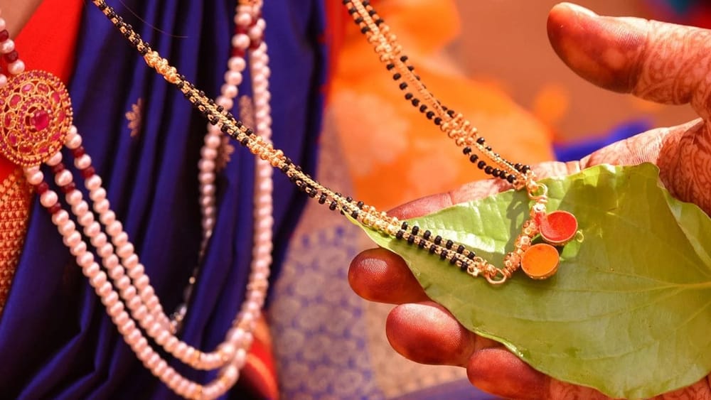 ਮਾਨਤਾ ਅਨੁਸਾਰ, ਕਾਲਾ ਰੰਗ ਨਕਾਰਾਤਮਕ ਊਰਜਾ ਅਤੇ ਬੁਰੀ ਨਜ਼ਰ ਤੋਂ ਬਚਾਉਣ ਵਾਲਾ ਮੰਨਿਆ ਜਾਂਦਾ ਹੈ। ਇਸ ਲਈ, ਮੰਗਲਸੂਤਰ ਵਿੱਚ ਕਾਲੇ ਮਣਕੇ ਬੰਨ੍ਹਣ ਦੀ ਪਰੰਪਰਾ ਸ਼ੁਰੂ ਹੋਈ ਦੱਸੀ ਜਾਂਦੀ ਹੈ। ਇਹ ਮੰਨਿਆ ਜਾਂਦਾ ਹੈ ਕਿ ਇਹ ਮਣਕੇ ਵਿਆਹੀ ਔਰਤ ਅਤੇ ਉਸਦੇ ਪਰਿਵਾਰ ਨੂੰ ਨਕਾਰਾਤਮਕ ਪ੍ਰਭਾਵਾਂ ਤੋਂ ਬਚਾਉਣ ਵਿੱਚ ਮਦਦ ਕਰਦੇ ਹਨ। (Photo image credit source:)