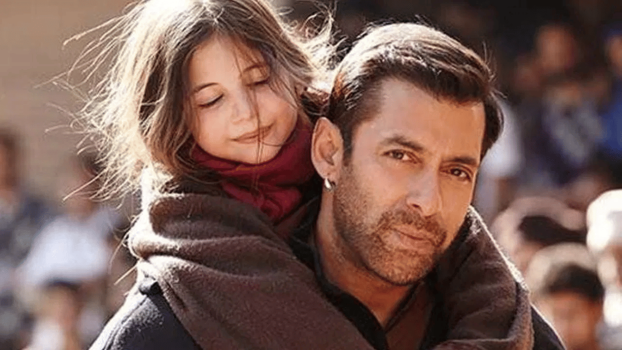 Bajrangi Bhaijaan Munni Photos: "ਬਜਰੰਗੀ ਭਾਈਜਾਨ" ਵਿੱਚ ਸਲਮਾਨ ਖਾਨ ਨਾਲ ਦਿਖਾਈ ਦੇਣ ਵਾਲੀ ਛੋਟੀ ਕੁੜੀ ਹੁਣ ਵੱਡੀ ਹੋ ਗਈ ਹੈ। 11 ਸਾਲਾਂ ਬਾਅਦ, ਮੁੰਨੀ ਦਾ ਲੁੱਕ ਪੂਰੀ ਤਰ੍ਹਾਂ ਬਦਲ ਗਿਆ ਹੈ। "ਬਜਰੰਗੀ ਭਾਈਜਾਨ" ਵਿੱਚ ਮੁੰਨੀ ਦਾ ਕਿਰਦਾਰ ਨਿਭਾਉਣ ਵਾਲੀ ਹਰਸ਼ਾਲੀ ਮਲਹੋਤਰਾ ਹੁਣ 18 ਸਾਲ ਦੀ ਹੋ ਗਈ ਹੈ ਅਤੇ ਇਸ ਮੌਕੇ ਨੂੰ ਮਨਾਉਣ ਲਈ ਸੋਸ਼ਲ ਮੀਡੀਆ 'ਤੇ ਫੋਟੋਆਂ ਸਾਂਝੀਆਂ ਕੀਤੀਆਂ ਹਨ। ਇਨ੍ਹਾਂ ਫੋਟੋਆਂ ਵਿੱਚ, ਹਰਸ਼ਾਲੀ ਕੇਕ ਫੜੀ ਹੋਈ ਦਿਖਾਈ ਦੇ ਰਹੀ ਹੈ।