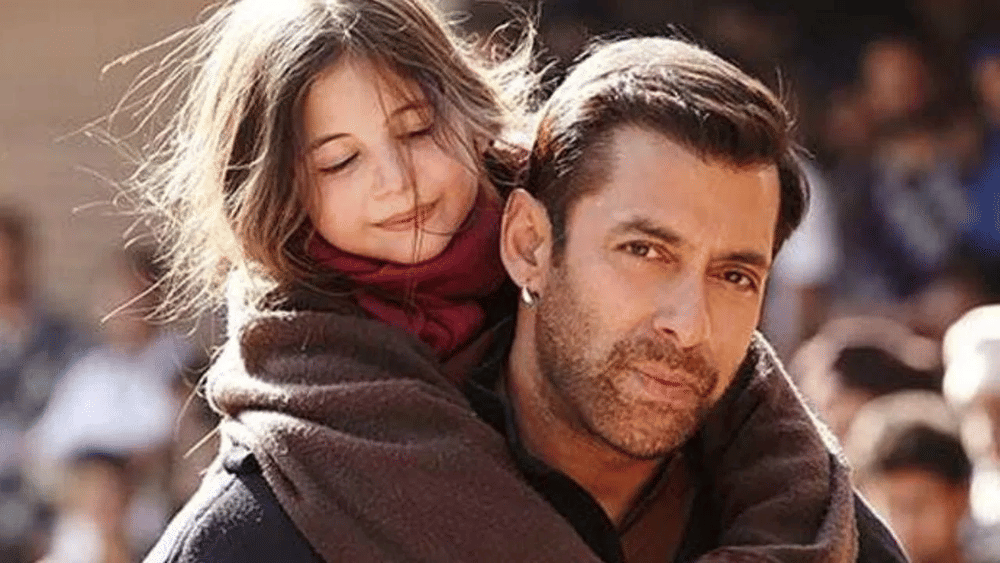 Bajrangi Bhaijaan Munni Photos: "ਬਜਰੰਗੀ ਭਾਈਜਾਨ" ਵਿੱਚ ਸਲਮਾਨ ਖਾਨ ਨਾਲ ਦਿਖਾਈ ਦੇਣ ਵਾਲੀ ਛੋਟੀ ਕੁੜੀ ਹੁਣ ਵੱਡੀ ਹੋ ਗਈ ਹੈ। 11 ਸਾਲਾਂ ਬਾਅਦ, ਮੁੰਨੀ ਦਾ ਲੁੱਕ ਪੂਰੀ ਤਰ੍ਹਾਂ ਬਦਲ ਗਿਆ ਹੈ। "ਬਜਰੰਗੀ ਭਾਈਜਾਨ" ਵਿੱਚ ਮੁੰਨੀ ਦਾ ਕਿਰਦਾਰ ਨਿਭਾਉਣ ਵਾਲੀ ਹਰਸ਼ਾਲੀ ਮਲਹੋਤਰਾ ਹੁਣ 18 ਸਾਲ ਦੀ ਹੋ ਗਈ ਹੈ ਅਤੇ ਇਸ ਮੌਕੇ ਨੂੰ ਮਨਾਉਣ ਲਈ ਸੋਸ਼ਲ ਮੀਡੀਆ 'ਤੇ ਫੋਟੋਆਂ ਸਾਂਝੀਆਂ ਕੀਤੀਆਂ ਹਨ। ਇਨ੍ਹਾਂ ਫੋਟੋਆਂ ਵਿੱਚ, ਹਰਸ਼ਾਲੀ ਕੇਕ ਫੜੀ ਹੋਈ ਦਿਖਾਈ ਦੇ ਰਹੀ ਹੈ।