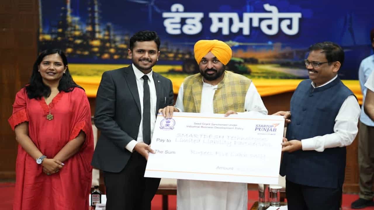 ਸਟਾਰਟ ਅੱਪ ਉੱਦਮੀਆਂ ਦੀ ਹੱਲਾਸ਼ੇਰੀ ਲਈ ਸੀਡ ਗ੍ਰਾਂਟ ਵੰਡ ਸਮਾਰੋਹ, CM ਬੋਲੇ- ਨਵੀਂ ਸੋਚ ਚੋਂ ਨਿੱਕਲਿਆ ਸਟਾਰਟਅੱਪ ਹੈ AAP ਸਟਾਰਟ ਅੱਪ ਉੱਦਮੀਆਂ ਦੀ ਹੱਲਾਸ਼ੇਰੀ ਲਈ ਸੀਡ ਗ੍ਰਾਂਟ ਵੰਡ ਸਮਾਰੋਹ, CM ਬੋਲੇ- ਨਵੀਂ ਸੋਚ ਚੋਂ ਨਿੱਕਲਿਆ ਸਟਾਰਟਅੱਪ ਹੈ AAP