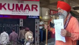 ਚੰਡੀਗੜ੍ਹ ਕਤਲਕਾਂਡ: ਹਨੂੰਮਾਨ ਦੇ ਗਦੇ ਨਾਲ ਮੰਗ ਪੱਤਰ ਦੇਣ ਪਹੁੰਚੇ ਗੁਰਸਿਮਰਨ ਮੰਡ