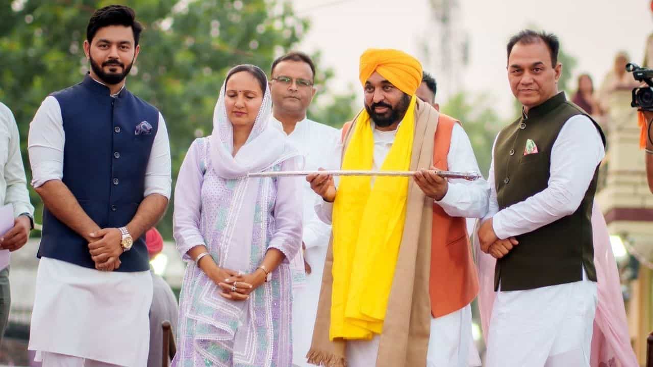 ਚੱਬੇਵਾਲ ਚ ਲੋਕ ਮਿਲਣੀ ਦੌਰਾਨ ਵਿਰੋਧਿਆਂ ਤੇ ਵਰੇ CM ਮਾਨ, ਬੋਲੇ- ਧਰਮ ਦੀ ਆੜ ਲੈ ਕੇ ਮੇਰੇ ਖ਼ਿਲਾਫ਼ ਰਚ ਰਹੇ ਸਾਜ਼ਿਸ਼ਾਂ