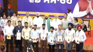 CM ਮਾਨ ਨੇ ਨੌਜਵਾਨਾਂ ਨੂੰ ਵੰਡੇ ਨਿਯੁਕਤੀ ਪੱਤਰ, ਪੇਪਰ ਲੀਕ 'ਤੇ ਕੇਂਦਰ ਨੂੰ ਘੇਰਿਆ CM ਮਾਨ ਨੇ ਨੌਜਵਾਨਾਂ ਨੂੰ ਵੰਡੇ ਨਿਯੁਕਤੀ ਪੱਤਰ, ਪੇਪਰ ਲੀਕ 'ਤੇ ਕੇਂਦਰ ਨੂੰ ਘੇਰਿਆ