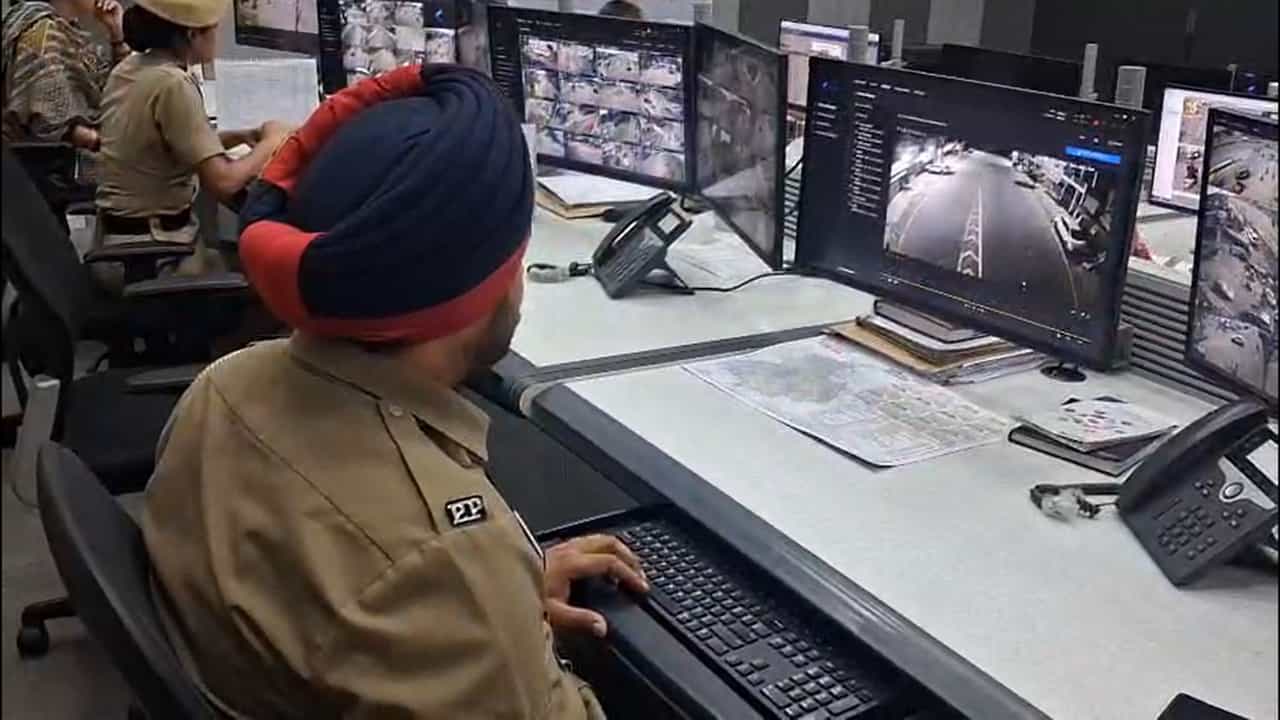 ਸਮਾਰਟ ਸਿਟੀ ਪ੍ਰੋਜੈਕਟ ਤਹਿਤ ਜਲੰਧਰ ਚ ਇਸ ਸਾਲ ਕੱਟੇ ਗਏ 40 ਹਜ਼ਾਰ ਈ-ਚਲਾਨ, 5 ਕਰੋੜ ਰੁਪਏ ਦਾ ਜੁਰਮਾਨਾ ਵਸੂਲ ਸਮਾਰਟ ਸਿਟੀ ਪ੍ਰੋਜੈਕਟ ਤਹਿਤ ਜਲੰਧਰ ਚ ਇਸ ਸਾਲ ਕੱਟੇ ਗਏ 40 ਹਜ਼ਾਰ ਈ-ਚਲਾਨ, 5 ਕਰੋੜ ਰੁਪਏ ਦਾ ਜੁਰਮਾਨਾ ਵਸੂਲ