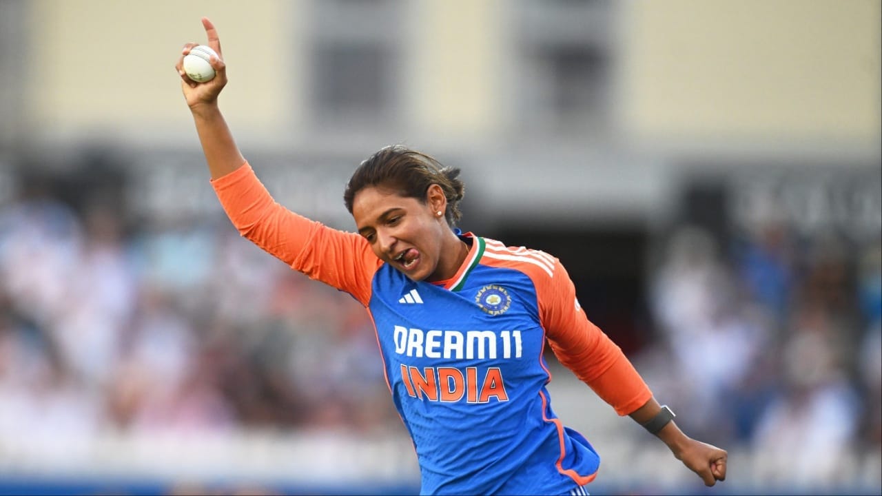 ਭਾਰਤੀ ਟੀਮ ਅੱਜ ਮਹਿਲਾ ਟੀ-20 ਵਿਸ਼ਵ ਕੱਪ 2026 ਵਿੱਚ ਦੱਖਣੀ ਅਫਰੀਕਾ ਨਾਲ ਭਿੜੇਗੀ। ਇਹ ਮੈਚ ਭਾਰਤੀ ਕਪਤਾਨ ਹਰਮਨਪ੍ਰੀਤ ਕੌਰ ਲਈ ਖਾਸ ਹੋਣ ਵਾਲਾ ਹੈ। (Photo: Getty/ PTI)