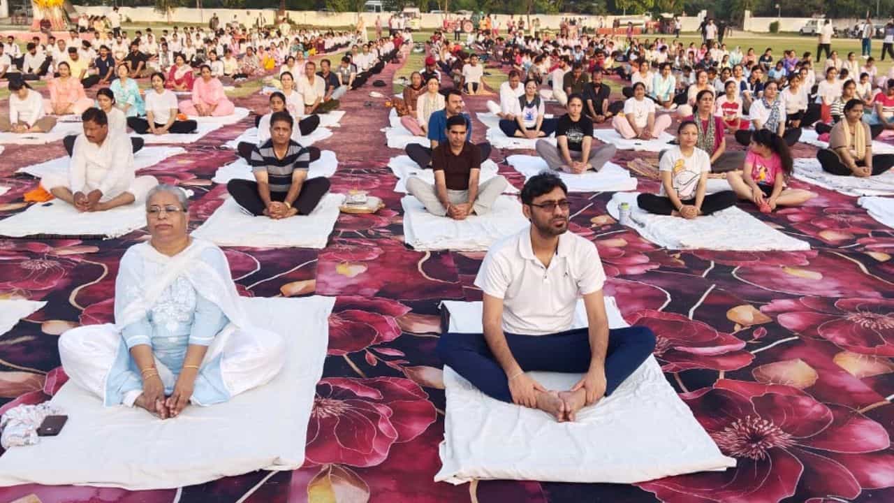 International Yoga Day: ਫਿਰੋਜ਼ਪੁਰ ਦੇ ਕੈਂਟ ਬੋਰਡ ਸਟੇਡੀਅਮ ਵਿਖੇ ਮਨਾਇਆ ਗਿਆ ਯੋਗ ਦਿਵਸ, ਵਿਧਾਇਕਾਂ ਤੇ ਅਧਿਕਾਰੀਆਂ ਨੇ ਕੀਤੀ ਸ਼ਿਰਕਤ