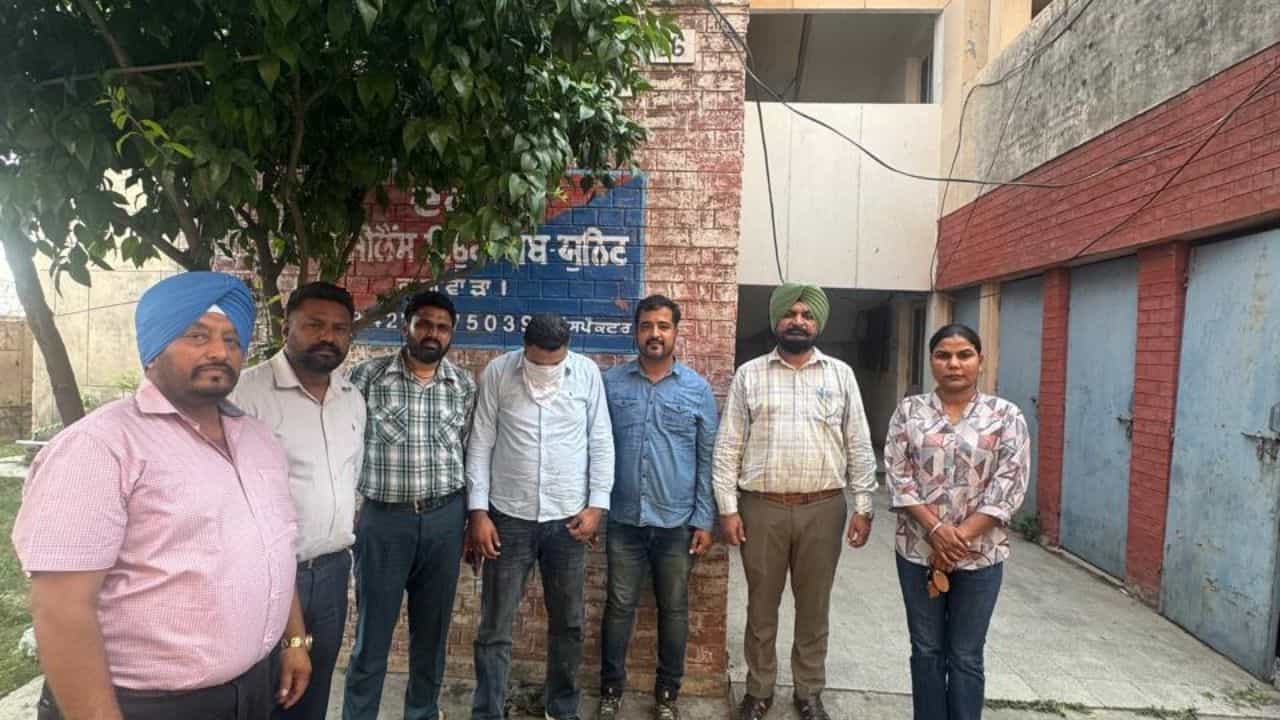 ਵਿਜੀਲੈਂਸ ਨੇ ਜਲੰਧਰ ਚ SI 1 ਲੱਖ ਰਿਸ਼ਵਤ ਲੈਂਦਾ ਰੰਗੇ ਹੱਥੀਂ ਕੀਤਾ ਕਾਬੂ, ਇਕ ਹੋਰ ਸਾਥੀ ਮੌਕੇ ਤੋਂ ਫ਼ਰਾਰ ਵਿਜੀਲੈਂਸ ਨੇ ਜਲੰਧਰ ਚ SI 1 ਲੱਖ ਰਿਸ਼ਵਤ ਲੈਂਦਾ ਰੰਗੇ ਹੱਥੀਂ ਕੀਤਾ ਕਾਬੂ, ਇਕ ਹੋਰ ਸਾਥੀ ਮੌਕੇ ਤੋਂ ਫ਼ਰਾਰ