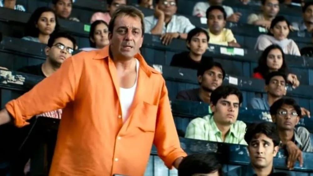 19 ਦਸੰਬਰ 2003 ਨੂੰ ਰਿਲੀਜ਼ ਹੋਈ 'ਮੁੰਨਾਭਾਈ ਐੱਮ.ਬੀ.ਬੀ.ਐੱਸ.' ਨੂੰ ਬਣਾਉਣ ਵਿੱਚ ਕਰੀਬ 10 ਕਰੋੜ ਰੁਪਏ ਦਾ ਖ਼ਰਚਾ ਆਇਆ ਸੀ। ਇਸ ਫ਼ਿਲਮ ਨੇ ਆਪਣੇ ਬਜਟ ਨਾਲੋਂ ਤਿੰਨ ਗੁਣਾ ਵੱਧ ਕਮਾਈ ਕੀਤੀ ਸੀ। ਸੈਕਨਿਲਕ ਮੁਤਾਬਕ, 'ਮੁੰਨਾਭਾਈ ਐੱਮ.ਬੀ.ਬੀ.ਐੱਸ.' ਨੇ ਦੁਨੀਆ ਭਰ ਦੇ ਬਾਕਸ ਆਫਿਸ 'ਤੇ 34.82 ਕਰੋੜ ਰੁਪਏ ਦਾ ਕਲੈਕਸ਼ਨ ਕੀਤਾ ਸੀ।