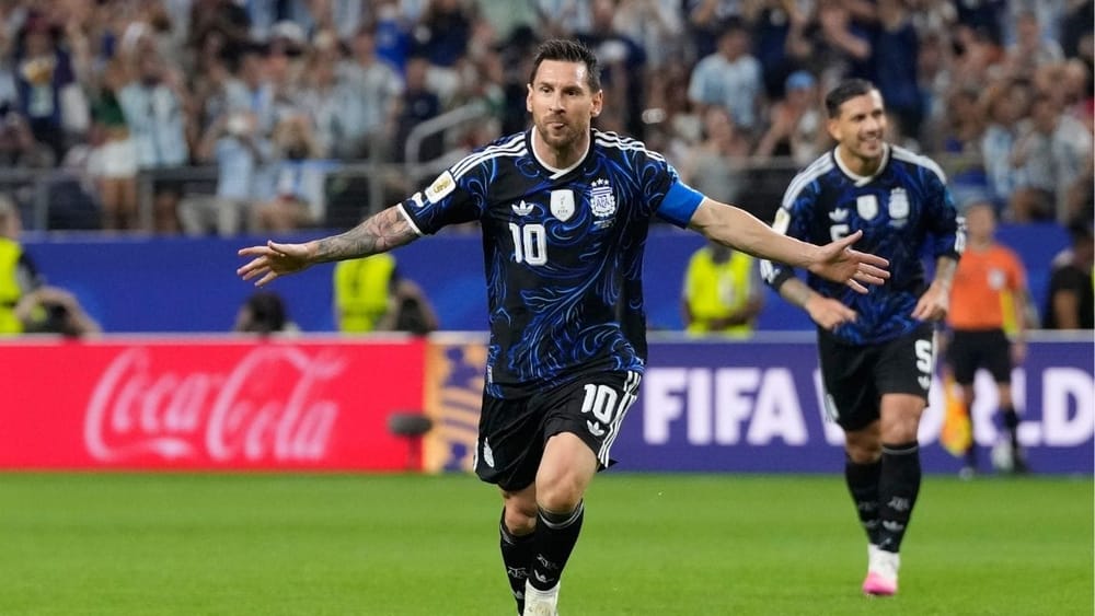 Lionel Messi ਨੇ ਮੈਚ ਦੇ 80ਵੇਂ ਮਿੰਟ ਵਿੱਚ ਫ੍ਰੀ-ਕਿਕ ਰਾਹੀਂ ਸ਼ਾਨਦਾਰ ਗੋਲ ਦਾਗਿਆ। ਇਸ ਗੋਲ ਨਾਲ ਉਹ ਫੀਫਾ ਵਿਸ਼ਵ ਕੱਪ ਦੇ ਇਤਿਹਾਸ ਵਿੱਚ ਲਗਾਤਾਰ ਸੱਤ ਮੈਚਾਂ ਵਿੱਚ ਗੋਲ ਕਰਨ ਵਾਲੇ ਦੁਨੀਆ ਦੇ ਪਹਿਲੇ ਫੁੱਟਬਾਲਰ ਬਣ ਗਏ।  (PHOTO CREDIT- PTI)
