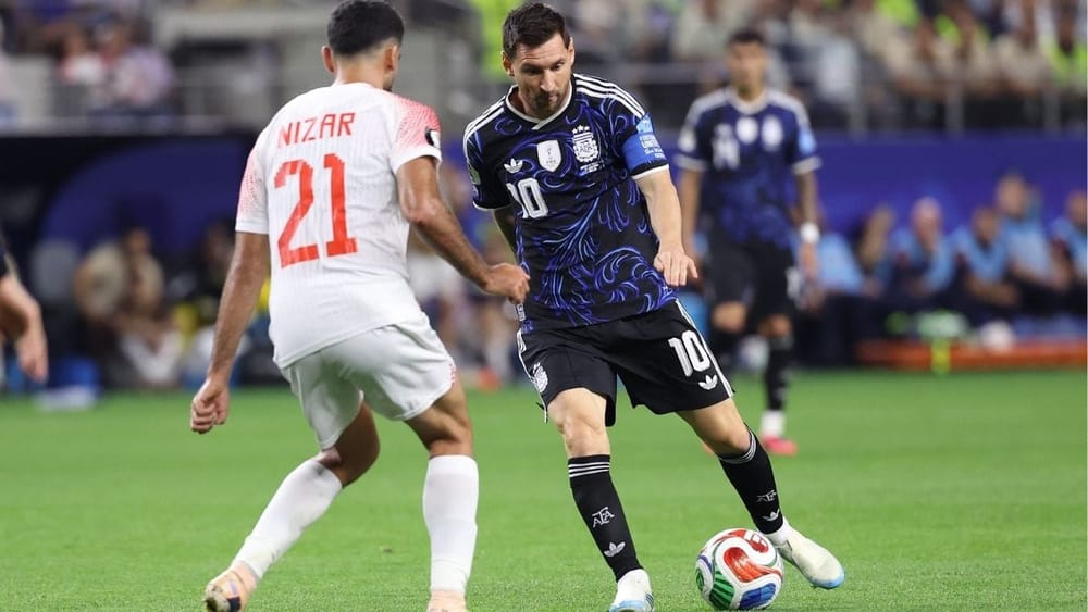 Lionel Messi ਨੇ ਫੀਫਾ ਵਿਸ਼ਵ ਕੱਪ 2026 ਦੇ ਗਰੁੱਪ ਪੜਾਅ ਦੇ ਤਿੰਨਾਂ ਹੀ ਮੈਚਾਂ ਵਿੱਚ ਗੋਲ ਕੀਤੇ। ਇਸ ਤੋਂ ਪਹਿਲਾਂ ਉਹ 2022 ਵਿਸ਼ਵ ਕੱਪ ਦੇ ਰਾਊਂਡ ਆਫ਼ 16, ਕੁਆਰਟਰ ਫਾਈਨਲ, ਸੈਮੀਫਾਈਨਲ ਅਤੇ ਫਾਈਨਲ ਵਿੱਚ ਵੀ ਗੋਲ ਕਰਨ ਵਿੱਚ ਕਾਮਯਾਬ ਰਹੇ ਸਨ।  (PHOTO CREDIT- PTI)