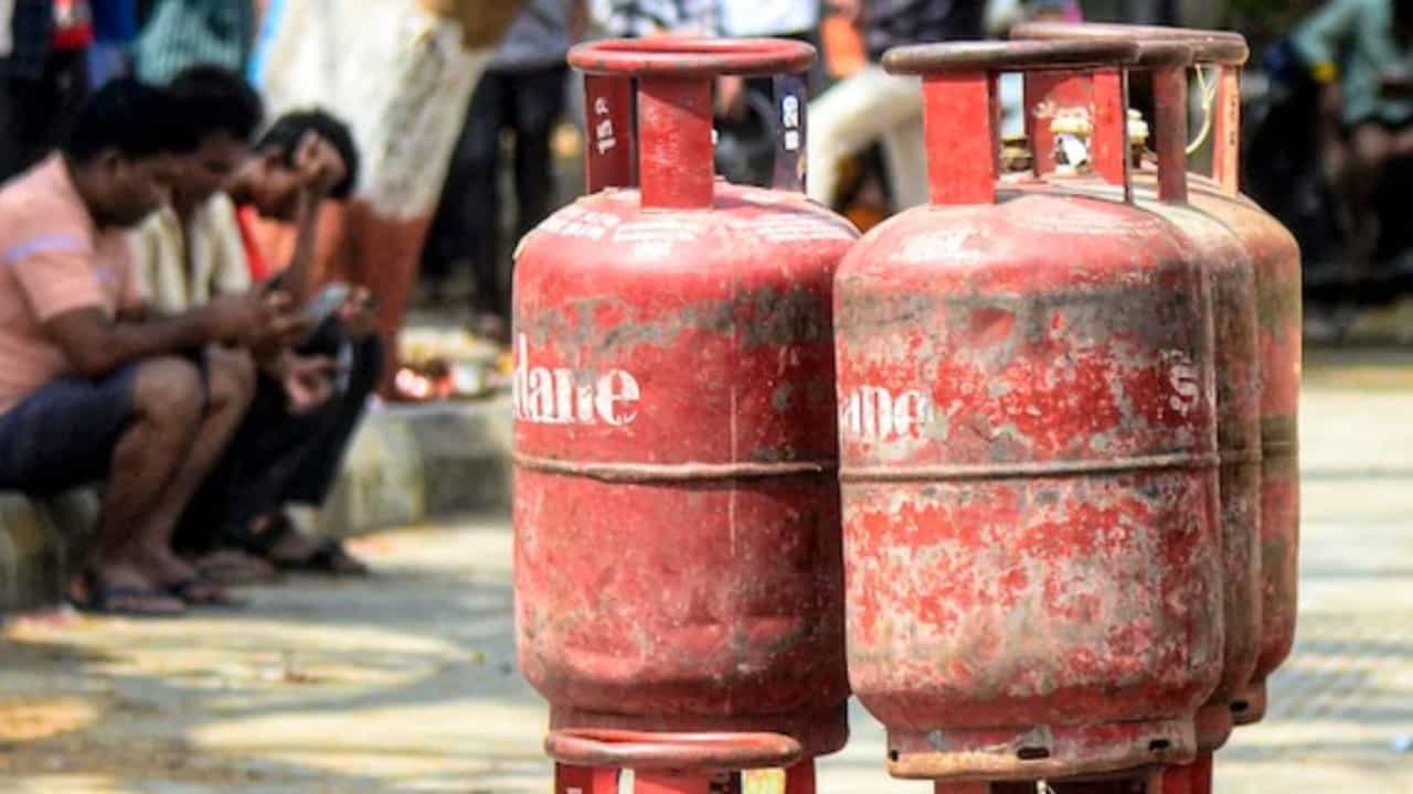 ਘਰੇਲੂ LPG ਸਿਲੰਡਰ 29 ਰੁਪਏ ਹੋਇਆ ਮਹਿੰਗਾ, ਅੱਜ ਤੋਂ ਨਵੀਆਂ ਕੀਮਤਾਂ ਲਾਗੂ ਘਰੇਲੂ LPG ਸਿਲੰਡਰ 29 ਰੁਪਏ ਹੋਇਆ ਮਹਿੰਗਾ, ਅੱਜ ਤੋਂ ਨਵੀਆਂ ਕੀਮਤਾਂ ਲਾਗੂ