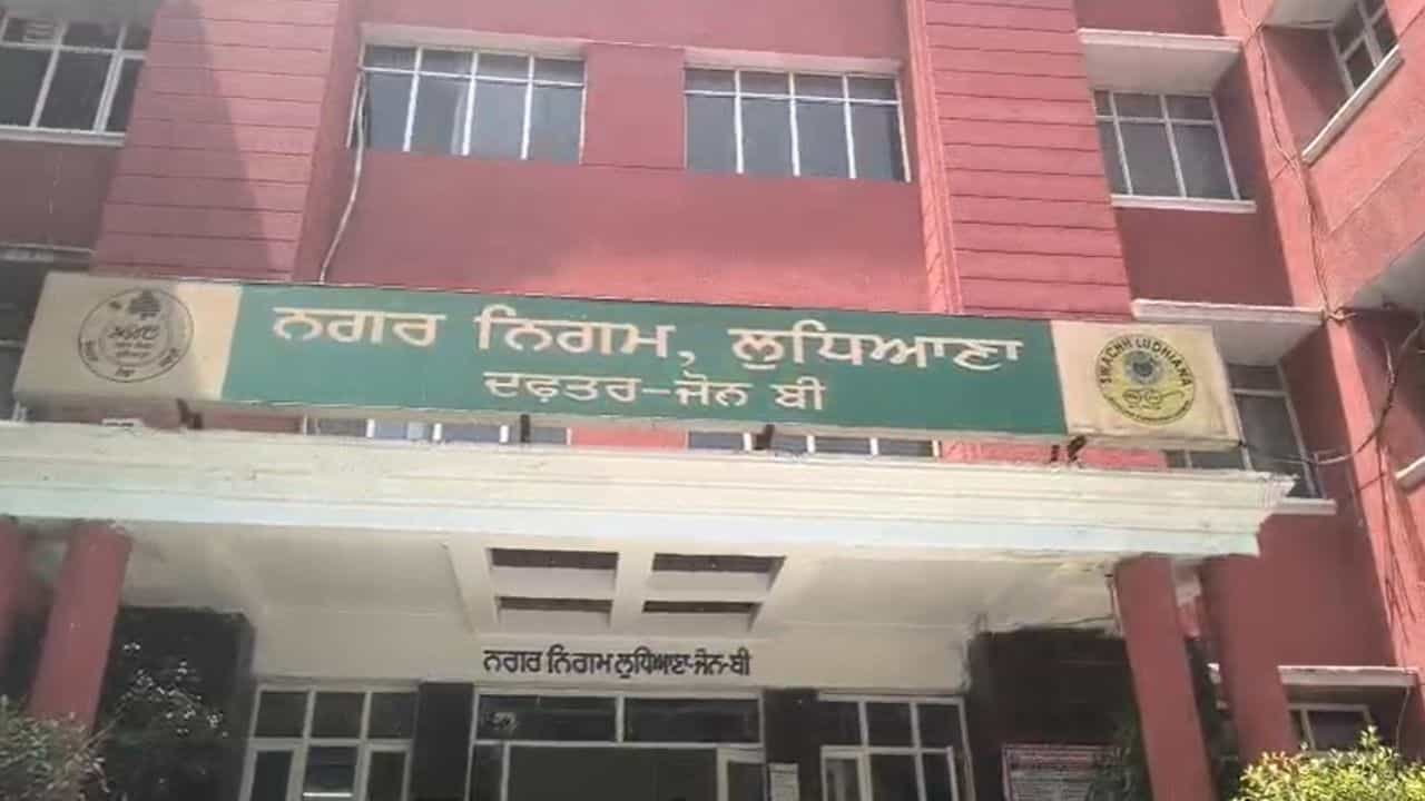 ਲੁਧਿਆਣਾ ਚ ਅਕਾਲੀ ਕੌਂਸਲਰ ਨੇ SE ਨੂੰ ਜੜੇ ਥੱਪੜ, ਅਧਿਕਾਰੀ ਦਫ਼ਤਰ ਤੋਂ ਭੱਜਿਆ; ਜਾਣੋ ਪੂਰਾ ਮਾਮਲਾ ਲੁਧਿਆਣਾ ਚ ਅਕਾਲੀ ਕੌਂਸਲਰ ਨੇ SE ਨੂੰ ਜੜੇ ਥੱਪੜ, ਅਧਿਕਾਰੀ ਦਫ਼ਤਰ ਤੋਂ ਭੱਜਿਆ; ਜਾਣੋ ਪੂਰਾ ਮਾਮਲਾ