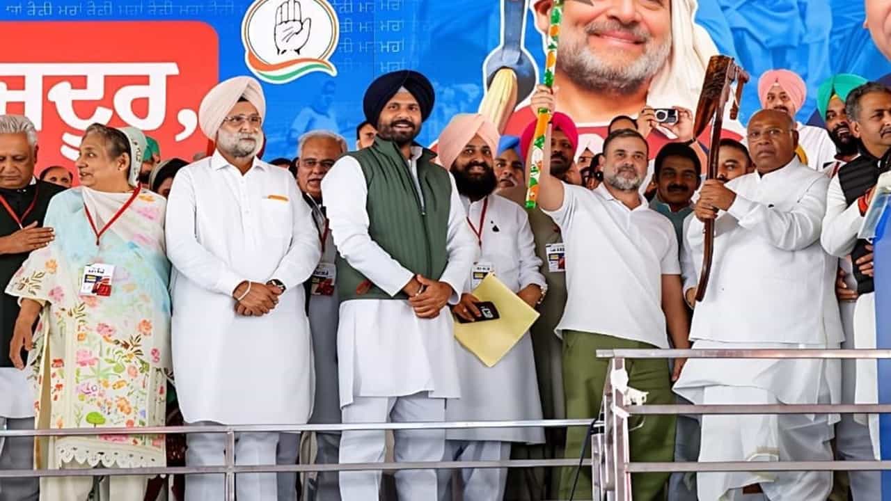 ਪੰਜਾਬ ਕਾਂਗਰਸ ਦੇ ਵੱਧ ਰਹੇ ਦਿੱਲੀ ਦੇ ਗੇੜੇ ਵਧੇ, ਹੋ ਸਕਦਾ ਕੋਈ ਵੱਡਾ ਐਲਾਨ! ਪੰਜਾਬ ਕਾਂਗਰਸ ਦੇ ਵੱਧ ਰਹੇ ਦਿੱਲੀ ਦੇ ਗੇੜੇ ਵਧੇ, ਹੋ ਸਕਦਾ ਕੋਈ ਵੱਡਾ ਐਲਾਨ!