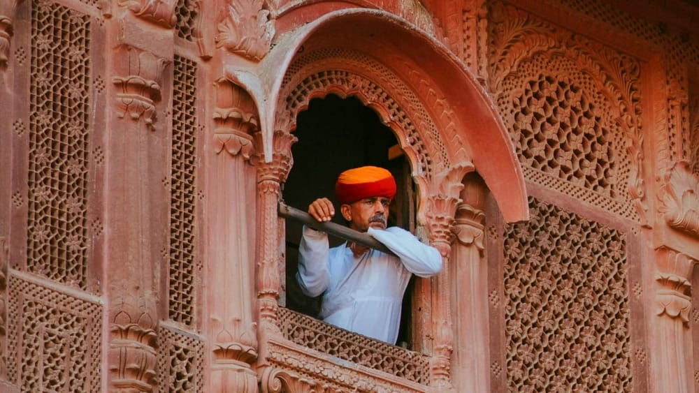 ਰੈੱਡ ਸਿਟੀ ਕਿਉਂ ਕਿਹਾ ਜਾਂਦਾ ਹੈ? ਬੀਕਾਨੇਰ ਦੀ ਸਥਾਪਨਾ ਸਾਲ 1488 ਵਿੱਚ ਰਾਜਪੂਤ ਰਾਜਕੁਮਾਰ ਰਾਓ ਬੀਕਾ ਨੇ ਕੀਤੀ ਸੀ। ਇਸ ਸ਼ਹਿਰ ਨੂੰ ਰੈੱਡ ਸਿਟੀ ਇਸ ਲਈ ਕਿਹਾ ਜਾਂਦਾ ਹੈ ਕਿਉਂਕਿ ਇੱਥੇ ਵੱਡੇ ਪੱਧਰ 'ਤੇ ਲਾਲ ਬਲੂਆ ਪੱਥਰ (ਰੇਡ ਸੈਂਡਸਟੋਨ) ਦੀ ਵਰਤੋਂ ਕੀਤੀ ਗਈ ਹੈ। ਇਨ੍ਹਾਂ ਪੱਥਰਾਂ ਨਾਲ ਕਿਲ੍ਹੇ, ਮਹਲ ਅਤੇ ਸ਼ਾਨਦਾਰ ਹਵੇਲੀਆਂ ਬਣਾਈਆਂ ਗਈਆਂ ਹਨ। 18ਵੀਂ ਅਤੇ 19ਵੀਂ ਸਦੀ ਦੌਰਾਨ ਵਪਾਰੀਆਂ ਨੇ ਇੱਥੇ 1,000 ਤੋਂ ਵੱਧ ਹਵੇਲੀਆਂ ਬਣਵਾਈਆਂ, ਜਿਨ੍ਹਾਂ ਵਿੱਚ ਰਾਮਪੁਰੀਆ ਹਵੇਲੀ ਸਭ ਤੋਂ ਪ੍ਰਸਿੱਧ ਮੰਨੀ ਜਾਂਦੀ ਹੈ।