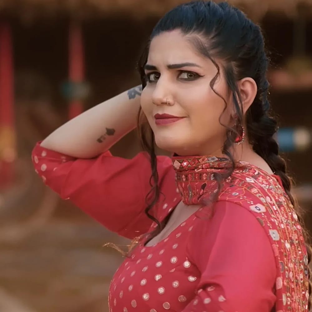 ਅੱਜ, ਅਸੀਂ ਤੁਹਾਨੂੰ ਸਪਨਾ ਚੌਧਰੀ ਦੇ ਯੂਟਿਊਬ 'ਤੇ ਸਭ ਤੋਂ ਵੱਧ ਦੇਖੇ ਗਏ ਗਾਣੇ ਬਾਰੇ ਦੱਸਾਂਗੇ। ਇਸ 5 ਸਾਲ ਪੁਰਾਣੇ ਗਾਣੇ ਦਾ ਨਾਮ "ਚਟਕ ਮਟਕ" ਹੈ। 2020 ਵਿੱਚ ਰਿਲੀਜ਼ ਹੋਏ, ਇਸ ਗਾਣੇ ਨੂੰ ਯੂਟਿਊਬ 'ਤੇ 110 ਕਰੋੜ ਲੋਕਾਂ ਨੇ ਦੇਖਿਆ ਹੈ।