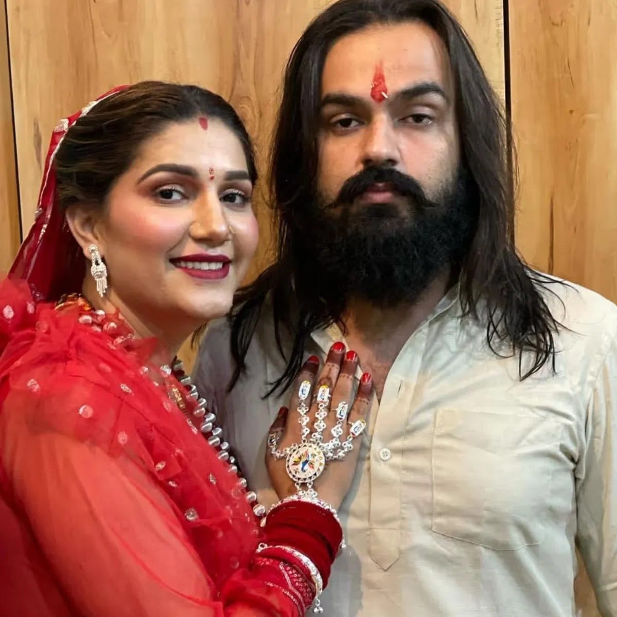Sapna Choudhary: ਹਰਿਆਣਵੀ ਡਾਂਸਰ ਸਪਨਾ ਚੌਧਰੀ ਇਸ ਸਮੇਂ ਖ਼ਬਰਾਂ ਵਿੱਚ ਹਨ। ਹਾਲ ਹੀ ਵਿੱਚ, ਇਹ ਖੁਲਾਸਾ ਹੋਇਆ ਸੀ ਕਿ ਸਪਨਾ ਚੌਧਰੀ ਨੂੰ ਆਪਣੇ ਪਤੀ ਖਿਲਾਫ ਘਰੇਲੂ ਹਿੰਸਾ ਦੇ ਮਾਮਲੇ ਵਿੱਚ ਵੱਡੀ ਰਾਹਤ ਮਿਲੀ ਹੈ। ਦਿੱਲੀ ਦੀ ਦਵਾਰਕਾ ਕੋਰਟ ਨੇ ਉਨ੍ਹਾਂਦੇ ਪਤੀ ਯਸ਼ਵੀਰ ਸਾਹੂ ਨੂੰ ਅਗਲੀ ਸੁਣਵਾਈ ਤੱਕ ਸਪਨਾ ਨਾਲ ਸੰਪਰਕ ਕਰਨ ਜਾਂ ਮਿਲਣ ਤੋਂ ਰੋਕ ਦਿੱਤਾ ਹੈ।