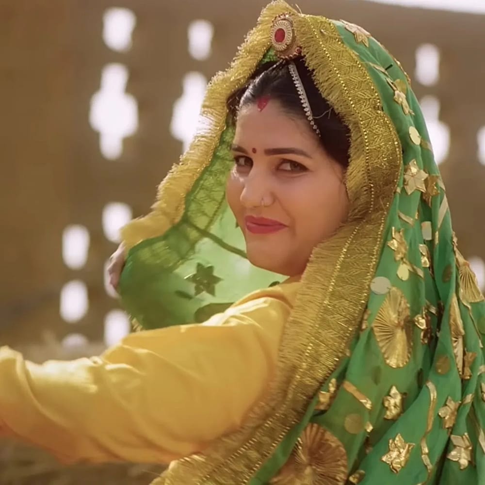 ਸਪਨਾ ਚੌਧਰੀ ਨੇ ਇਸ ਗਾਣੇ ਵਿੱਚ ਪਾਵਰਫੁੱਲ ਪਰਫਾਰਮੈਂਸ ਦਿੱਤੀ ਹੈ। ਇਹ ਉਨ੍ਹਾਂ ਦੇ ਸਭ ਤੋਂ ਮਸ਼ਹੂਰ ਗਾਣਿਆਂ ਵਿੱਚੋਂ ਇੱਕ ਹੈ, ਜੋ ਹਰ ਹਰਿਆਣਵੀ ਪ੍ਰੋਗਰਾਮ ਵਿੱਚ ਸੁਣਨ ਨੂੰ ਮਿਲਦਾ ਹੈ। ਦਰਅਸਲ, ਉਨ੍ਹਾਂ ਨੇ ਇਸ ਗਾਣੇ ਵਿੱਚ ਹਰਿਆਣਵੀ ਡਰੈੱਸ ਵੀ ਪਾਈ ਹੋਈ ਹੈ।