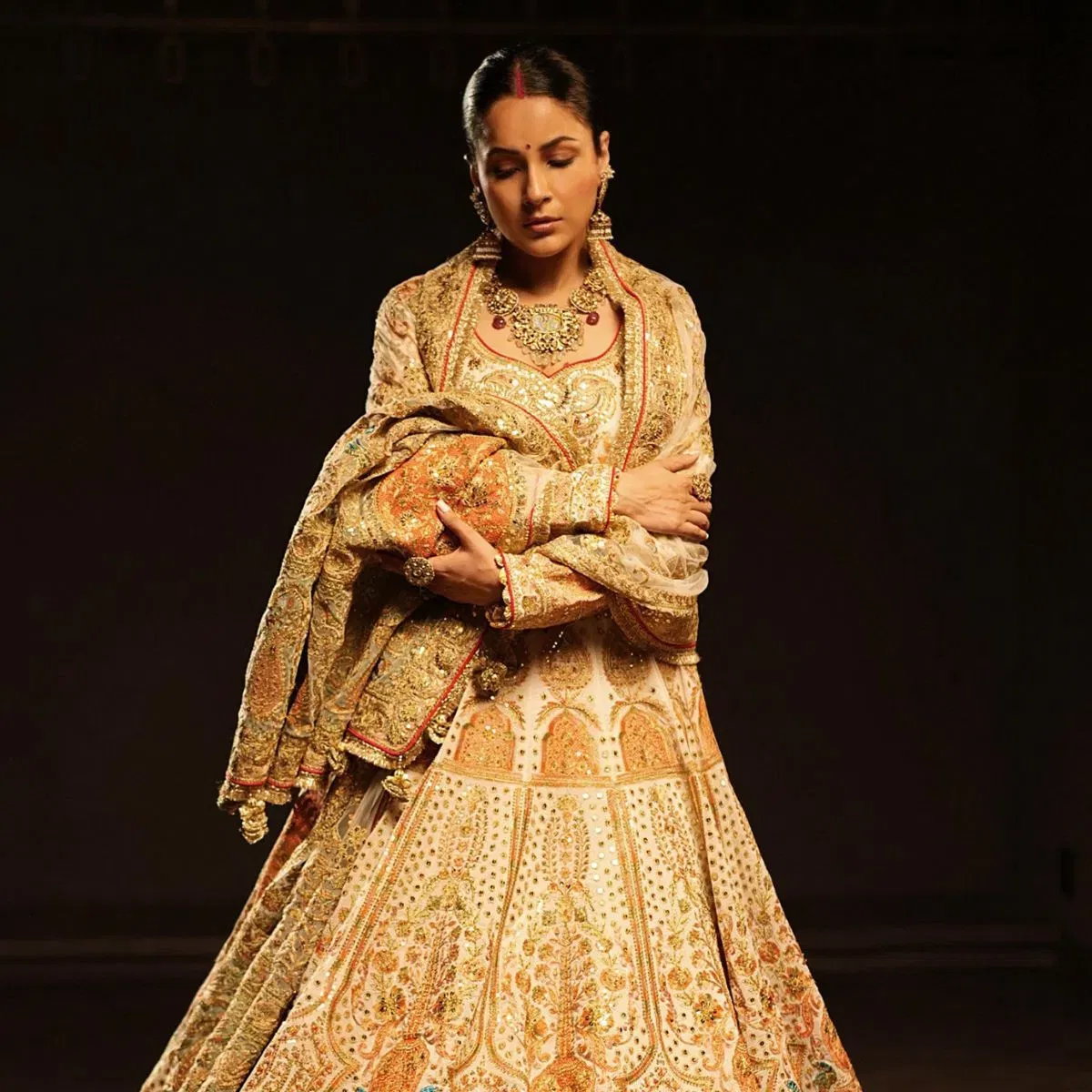 Shehnaaz Gill: 'ਪੰਜਾਬ ਦੀ ਕੈਟਰੀਨਾ ਕੈਫ' ਸ਼ਹਿਨਾਜ਼ ਗਿੱਲ ਅਕਸਰ ਖ਼ਬਰਾਂ ਵਿੱਚ ਰਹਿੰਦੀ ਹੈ। ਸਲਮਾਨ ਖਾਨ ਦੇ ਸ਼ੋਅ 'ਬਿੱਗ ਬੌਸ 13' ਵਿੱਚ ਹੀ ਉਨ੍ਹਾਂ ਨੂੰ ਅਸਲ ਪਛਾਣ ਮਿਲੀ। ਉਨ੍ਹਾਂ ਨੇ ਸਿਧਾਰਥ ਸ਼ੁਕਲਾ ਨਾਲ ਦੋਸਤੀ ਕੀਤੀ, ਅਤੇ ਫਿਰ ਸਭ ਕੁਝ ਪਿਆਰ ਵਿੱਚ ਬਦਲ ਗਿਆ। ਪਰ ਕਿਸਮਤ ਨੂੰ ਕੁਝ ਹੋਰ ਹੀ ਮਨਜੂਰ ਸੀ। ਸਿਧਾਰਥ ਦੀ ਮੌਤ ਤੋਂ ਬਾਅਦ ਅਦਾਕਾਰਾ ਕਾਫੀ ਟੁੱਟ ਗਈ ਸੀ, ਪਰ ਉਨ੍ਹਾਂ ਨੇ ਖੁਦ ਨੂੰ ਸੰਭਾਲ ਕੇ ਨਵੇਂ ਸਿਰੇ ਤੋਂ ਸ਼ੁਰੂਆਤ ਕੀਤੀ। ਉਹ ਲਗਾਤਾਰ ਕੰਮ ਕਰ ਰਹੀ ਹੈ, ਅਤੇ ਹੁਣ ਉਨ੍ਹਾਂ ਦਾ ਨਵਾਂ ਲੁੱਕ ਚਰਚਾ ਵਿੱਚ  ਹੈ।