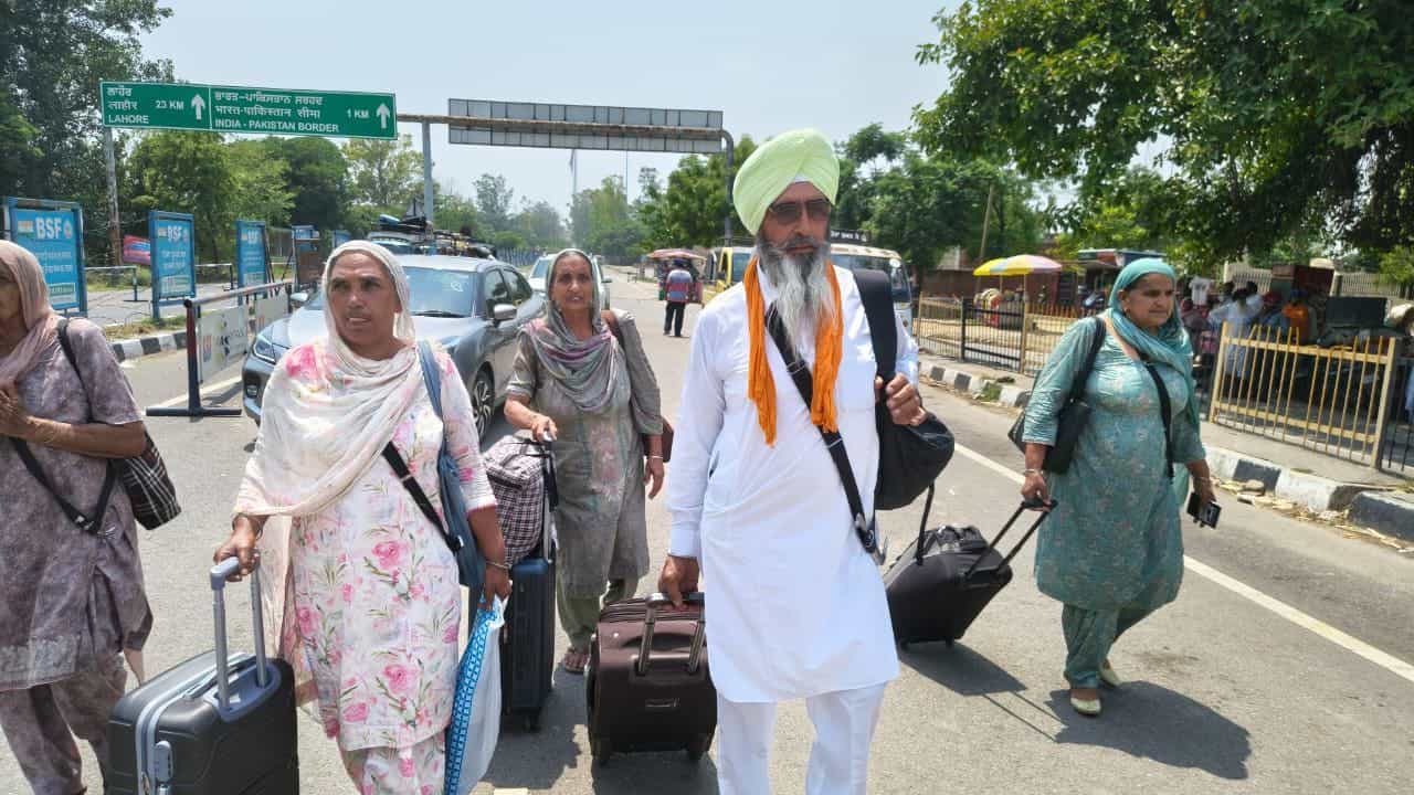 ਪਾਕਿਸਤਾਨ ਗਏ 518 ਸਿੱਖ ਸ਼ਰਧਾਲੂਆਂ ਦਾ ਜੱਥਾ ਪਰਤਿਆ ਭਾਰਤ, ਹੋਇਆ ਨਿੱਘਾ ਸਵਾਗਤ ਪਾਕਿਸਤਾਨ ਗਏ 518 ਸਿੱਖ ਸ਼ਰਧਾਲੂਆਂ ਦਾ ਜੱਥਾ ਪਰਤਿਆ ਭਾਰਤ, ਹੋਇਆ ਨਿੱਘਾ ਸਵਾਗਤ