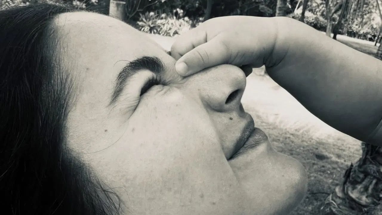 Katrina Kaif Birthday Post: ਬਾਲੀਵੁੱਡ ਅਦਾਕਾਰਾ ਕਟਰੀਨਾ ਕੈਫ ਨੇ ਬੀਤੀ 16 ਜੁਲਾਈ ਨੂੰ ਆਪਣਾ 43ਵਾਂ ਜਨਮਦਿਨ ਮਨਾਇਆ। ਹੁਣ ਜਨਮਦਿਨ ਤੋਂ 2 ਦਿਨ ਬਾਅਦ ਅਦਾਕਾਰਾ ਨੇ ਪਰਿਵਾਰ ਨਾਲ ਬਿਤਾਏ ਖੂਬਸੂਰਤ ਪਲਾਂ ਦੀਆਂ ਤਸਵੀਰਾਂ ਸੋਸ਼ਲ ਮੀਡੀਆ 'ਤੇ ਸਾਂਝੀਆਂ ਕੀਤੀਆਂ ਹਨ। ਇਨ੍ਹਾਂ ਤਸਵੀਰਾਂ ਦੇ ਨਾਲ ਕਟਰੀਨਾ ਨੇ ਇੱਕ ਭਾਵੁਕ ਨੋਟ ਵੀ ਸਾਂਝਾ ਕੀਤਾ, ਜੋ ਫੈਨਜ਼ ਦਾ ਦਿਲ ਜਿੱਤ ਰਿਹਾ ਹੈ।