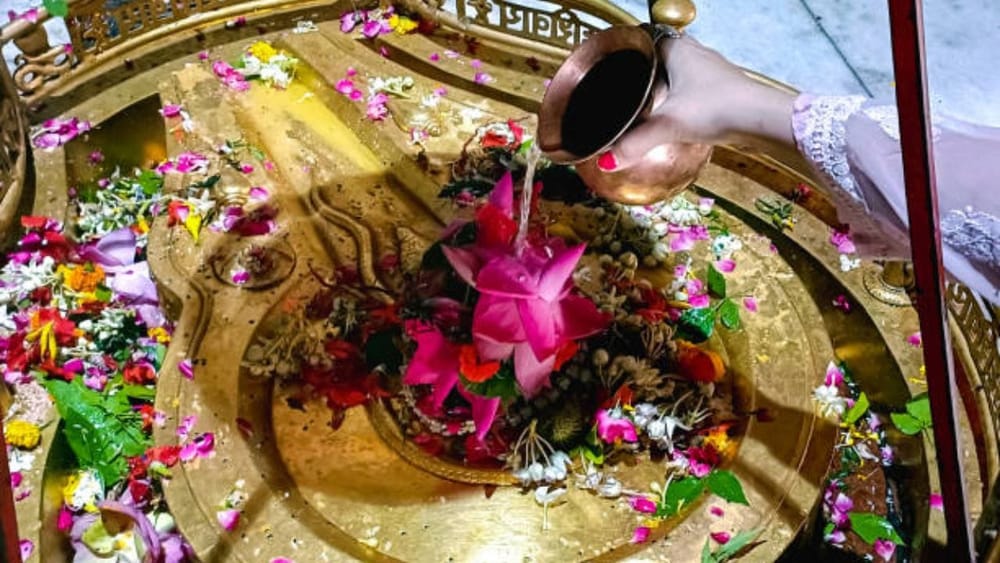 ਜਦੋਂ ਸਮੁੰਦਰ ਮੰਥਨ ਦੌਰਾਨ ਜ਼ਹਿਰ (ਹਲਹਲ ਵਿਸ਼) ਨਿਕਲਿਆ, ਤਾਂ ਮਹਾਦੇਵ ਨੇ ਪੂਰੇ ਬ੍ਰਹਿਮੰਡ ਦੀ ਰੱਖਿਆ ਲਈ ਉਸ ਜ਼ਹਿਰ ਨੂੰ ਆਪਣੇ ਗਲੇ ਵਿੱਚ ਲੈ ਲਿਆ। ਜ਼ਹਿਰ ਦੀ ਜਲਣ ਨੂੰ ਸ਼ਾਂਤ ਕਰਨ ਲਈ, ਸਾਰੇ ਦੇਵੀ-ਦੇਵਤਿਆਂ ਨੇ ਉਨ੍ਹਾਂ ਨੂੰ ਠੰਡਾ ਪਾਣੀ ਚੜ੍ਹਾਇਆ। ਇਸੇ ਲਈ ਸ਼ਿਵਲਿੰਗ 'ਤੇ ਪਾਣੀ ਚੜ੍ਹਾਉਣ ਨਾਲ ਮਹਾਦੇਵ ਤੁਰੰਤ ਖੁਸ਼ ਹੋ ਜਾਂਦੇ ਹਨ। (Image source iStock)