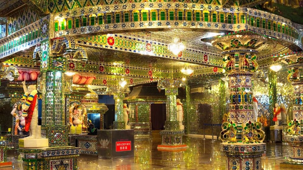 ਅਰੁਲਮਿਗੁ ਸ਼੍ਰੀ ਰਾਜਾ ਕਾਲਿਆਮਨ ਗਲਾਸ ਟੈਂਪਲ, ਮਲੇਸ਼ੀਆ – ਇਸ ਮੰਦਰ ਦੀ ਸਭ ਤੋਂ ਵੱਡੀ ਖ਼ਾਸੀਅਤ ਇਸ ਦੀ ਕੱਚ ਨਾਲ ਬਣੀ ਸ਼ਾਨਦਾਰ ਬਣਤਰ ਹੈ। ਇਹ ਮੰਦਰ ਦੇਵੀ ਰਾਜਾ ਕਾਲਿਆਮਨ (ਮਾਤਾ ਕਾਲੀ) ਨੂੰ ਸਮਰਪਿਤ ਹੈ, ਜਿਨ੍ਹਾਂ ਨੂੰ ਭਗਵਾਨ ਸ਼ਿਵ ਦੀ ਸ਼ਕਤੀ ਦਾ ਰੂਪ ਮੰਨਿਆ ਜਾਂਦਾ ਹੈ। ਮਾਨਤਾ ਹੈ ਕਿ ਇਸ ਮੰਦਰ ਦੀਆਂ ਦੀਵਾਰਾਂ ਵਿੱਚ 3 ਲੱਖ ਤੋਂ ਵੱਧ ਰੁਦ੍ਰਾਕਸ਼ ਅਤੇ ਰੰਗ-ਬਿਰੰਗੇ ਕੱਚ ਦੇ ਟੁਕੜੇ ਜੜੇ ਹੋਏ ਹਨ। ਹਾਲਾਂਕਿ, ਇੱਥੇ ਸਥਾਪਿਤ ਭਗਵਾਨ ਸ਼ਿਵ ਦੀ ਮੂਰਤੀ ਮੁੱਖ ਆਕਰਸ਼ਣ ਦਾ ਕੇਂਦਰ ਹੈ। ਤੁਸੀਂ ਇੱਥੇ ਜੋਹੋਰ ਬਾਹਰੂ (Johor Bahru) ਸ਼ਹਿਰ ਤੋਂ ਆਸਾਨੀ ਨਾਲ ਪਹੁੰਚ ਸਕਦੇ ਹੋ।