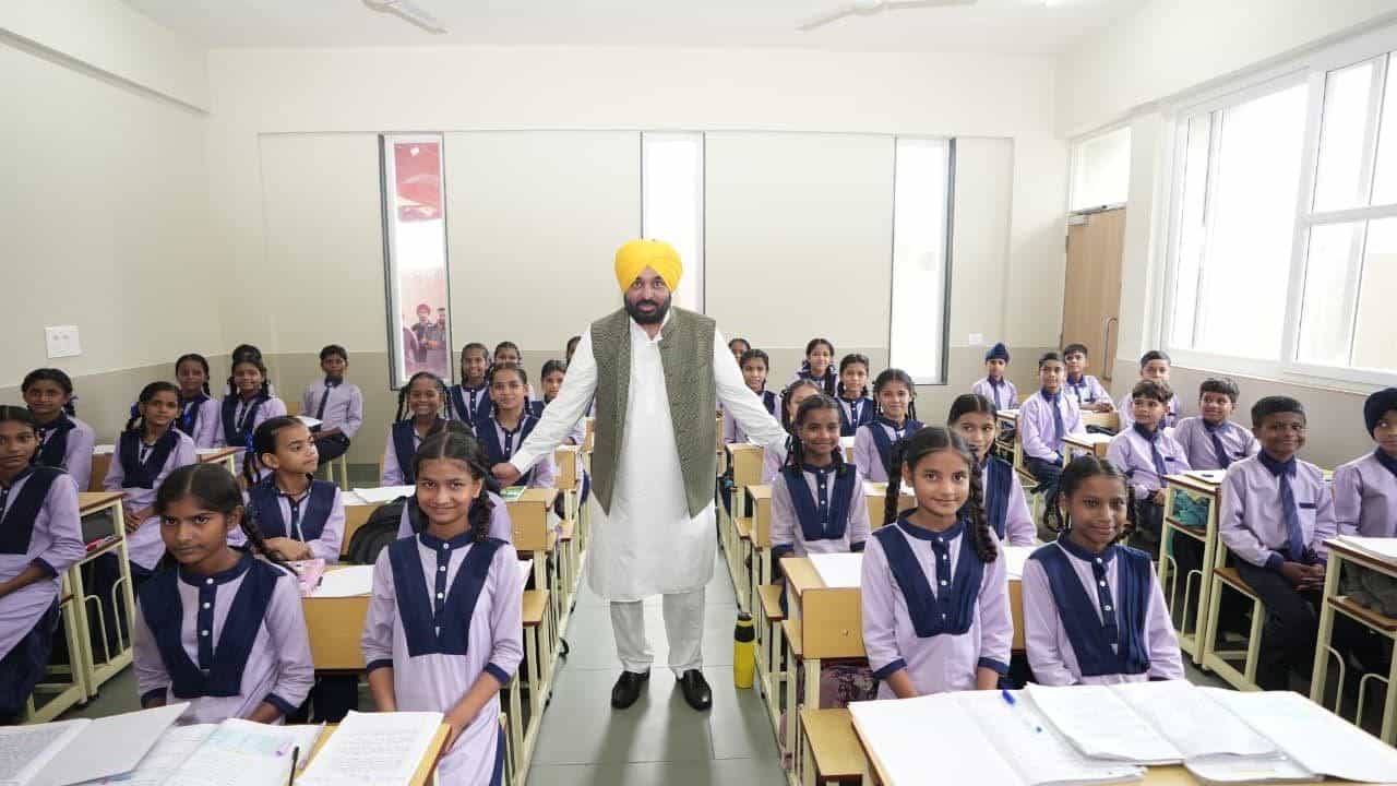 CM ਮਾਨ ਨੇ ਲੁਧਿਆਣਾ ਚ ਕੀਤਾ ਨਵੇਂ ਸਕੂਲ ਬਲਾਕ ਦਾ ਉਦਘਾਟਨ, ਸਕੂਲ ਆਫ਼ ਐਮੀਨੈਂਸ ਦੀ ਤਰਜ਼ ਤੇ ਸੁਧਰੇਗਾ ਬੁਨਿਆਦੀ ਢਾਂਚਾ CM ਮਾਨ ਨੇ ਲੁਧਿਆਣਾ ਚ ਕੀਤਾ ਨਵੇਂ ਸਕੂਲ ਬਲਾਕ ਦਾ ਉਦਘਾਟਨ, ਸਕੂਲ ਆਫ਼ ਐਮੀਨੈਂਸ ਦੀ ਤਰਜ਼ ਤੇ ਸੁਧਰੇਗਾ ਬੁਨਿਆਦੀ ਢਾਂਚਾ