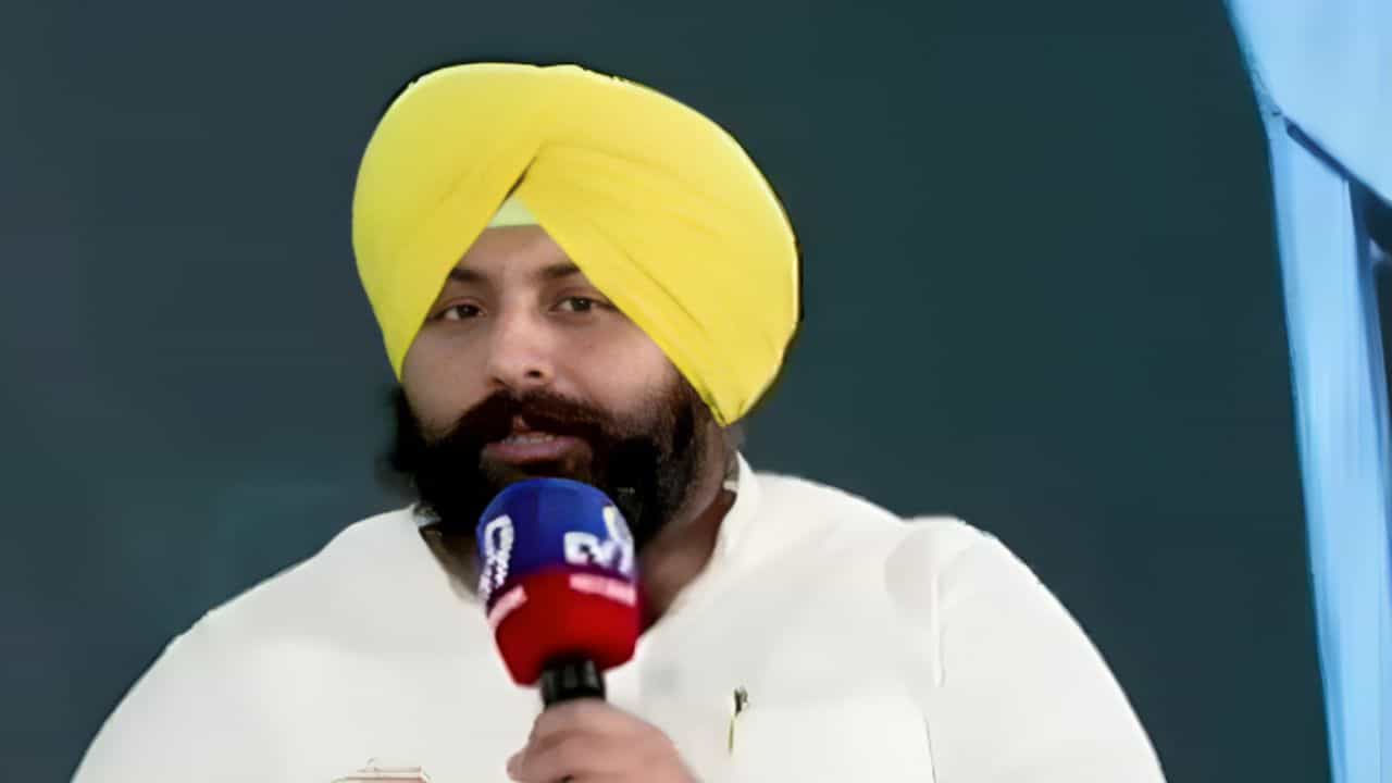 ਜੰਤਰ-ਮੰਤਰ ਪ੍ਰਦਰਸ਼ਨ ਤੇ ਸਿੱਖਿਆ ਮੰਤਰੀ ਹਰਜੋਤ ਬੈਂਸ ਦਾ ਸਮਰਥਨ, ਬੋਲੇ- ਇਹ ਕਿਹੋ ਜਿਹਾ ਹੰਕਾਰ? ਕੇਂਦਰ ਸਰਕਾਰ ਬੱਚਿਆਂ ਨਾਲ ਕਰੇ ਗੱਲ ਜੰਤਰ-ਮੰਤਰ ਪ੍ਰਦਰਸ਼ਨ ਤੇ ਸਿੱਖਿਆ ਮੰਤਰੀ ਹਰਜੋਤ ਬੈਂਸ ਦਾ ਸਮਰਥਨ, ਬੋਲੇ- ਇਹ ਕਿਹੋ ਜਿਹਾ ਹੰਕਾਰ? ਕੇਂਦਰ ਸਰਕਾਰ ਬੱਚਿਆਂ ਨਾਲ ਕਰੇ ਗੱਲ