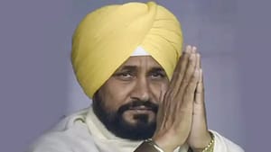 ਚੰਨੀ 'ਤੇ ਗਰਮਾਈ ਪੰਜਾਬ ਦੀ ਸਿਆਸਤ, ਕਾਂਗਰਸ ਲਈ ਗੇਮ ਚੇਂਜਰ ਜਾਂ ਟਾਈਮ ਬੰਬ ਚੰਨੀ 'ਤੇ ਗਰਮਾਈ ਪੰਜਾਬ ਦੀ ਸਿਆਸਤ, ਕਾਂਗਰਸ ਲਈ ਗੇਮ ਚੇਂਜਰ ਜਾਂ ਟਾਈਮ ਬੰਬ