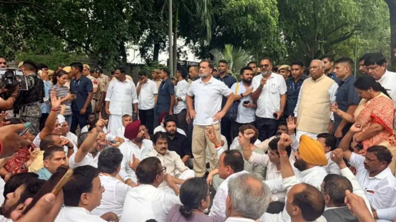 PM ਦੀ ਰਿਹਾਇਸ਼ ਨੇੜੇ ਰਾਹੁਲ ਗਾਂਧੀ ਦੇ ਧਰਨੇ ਤੇ ਪਹੁੰਚੇ ਕੇਂਦਰੀ ਮੰਤਰੀ ਜਿਤੇਂਦਰ ਸਿੰਘ, ਗੱਲਬਾਤ ਸ਼ੁਰੂ PM ਦੀ ਰਿਹਾਇਸ਼ ਨੇੜੇ ਰਾਹੁਲ ਗਾਂਧੀ ਦੇ ਧਰਨੇ ਤੇ ਪਹੁੰਚੇ ਕੇਂਦਰੀ ਮੰਤਰੀ ਜਿਤੇਂਦਰ ਸਿੰਘ, ਗੱਲਬਾਤ ਸ਼ੁਰੂ