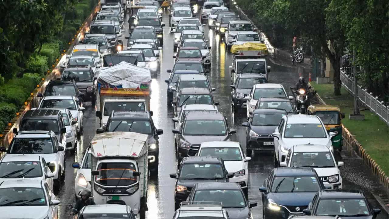 NCR ਚ ਪਹਿਲੀ ਬਾਰਿਸ਼... ਗੁਰੂਗ੍ਰਾਮ ਵਿੱਚ NH-48 ਤੇ 10KM ਲੰਬਾ ਜਾਮ, ਕਈ ਥਾਵਾਂ ਤੇ ਟੁੱਟੀਆਂ ਸੜਕਾਂ NCR ਚ ਪਹਿਲੀ ਬਾਰਿਸ਼... ਗੁਰੂਗ੍ਰਾਮ ਵਿੱਚ NH-48 ਤੇ 10KM ਲੰਬਾ ਜਾਮ, ਕਈ ਥਾਵਾਂ ਤੇ ਟੁੱਟੀਆਂ ਸੜਕਾਂ