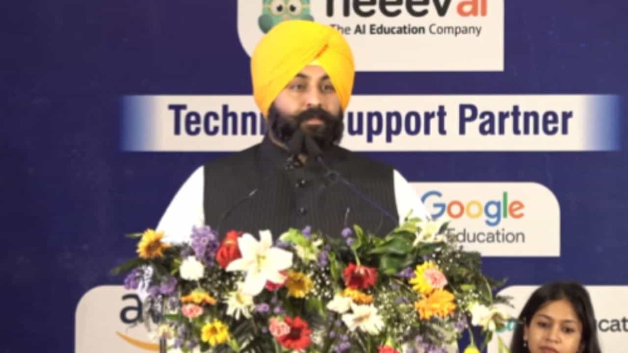 ਪੰਜਾਬ ਦੇ ਸਰਕਾਰੀ ਸਕੂਲਾਂ ਵਿੱਚ ਹੁਣ AI ਦੀ ਪੜ੍ਹਾਈ, ਪਹਿਲੀ ਤੋਂ 12ਵੀਂ ਤੱਕ Artificial Information ਬਣੇਗਾ ਕੌਰ ਸਬਜੈਕਟ, ਵੀਰਵਾਰ ਤੋਂ ਸ਼ੁਰੂਆਤ ਪੰਜਾਬ ਦੇ ਸਰਕਾਰੀ ਸਕੂਲਾਂ ਵਿੱਚ ਹੁਣ AI ਦੀ ਪੜ੍ਹਾਈ, ਪਹਿਲੀ ਤੋਂ 12ਵੀਂ ਤੱਕ Artificial Information ਬਣੇਗਾ ਕੌਰ ਸਬਜੈਕਟ, ਵੀਰਵਾਰ ਤੋਂ ਸ਼ੁਰੂਆਤ
