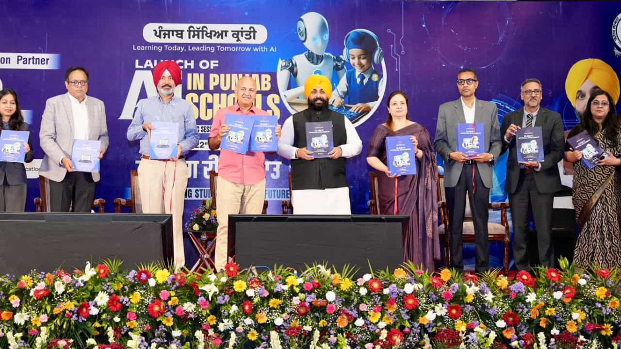 ਪੰਜਾਬ ਦੇ ਸਰਕਾਰੀ ਸਕੂਲਾਂ ਵਿੱਚ ਹੁਣ AI ਦੀ ਪੜ੍ਹਾਈ, ਪਹਿਲੀ ਤੋਂ 12ਵੀਂ ਤੱਕ Artificial Information ਬਣੇਗਾ ਕੌਰ ਸਬਜੈਕਟ, ਵੀਰਵਾਰ ਤੋਂ ਸ਼ੁਰੂਆਤ ਪੰਜਾਬ ਦੇ ਸਰਕਾਰੀ ਸਕੂਲਾਂ ਵਿੱਚ ਹੁਣ AI ਦੀ ਪੜ੍ਹਾਈ, ਪਹਿਲੀ ਤੋਂ 12ਵੀਂ ਤੱਕ Artificial Information ਬਣੇਗਾ ਕੌਰ ਸਬਜੈਕਟ, ਵੀਰਵਾਰ ਤੋਂ ਸ਼ੁਰੂਆਤ