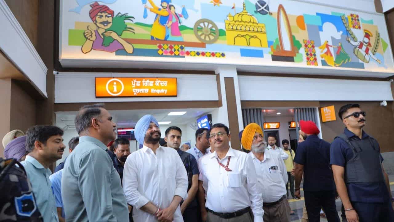ਜਲੰਧਰ ਕੈਂਟ ਰੇਲਵੇ ਸਟੇਸ਼ਨ ਦੇ ਕੰਮਾਂ ਦਾ ਮੰਤਰੀ ਰਵਨੀਤ ਬਿੱਟੂ ਨੇ ਲਿਆ ਜਾਇਜ਼ਾ, PM ਮੋਦੀ ਜਲਦ ਕਰਨਗੇ ਉਦਘਾਟਨ ਜਲੰਧਰ ਕੈਂਟ ਰੇਲਵੇ ਸਟੇਸ਼ਨ ਦੇ ਕੰਮਾਂ ਦਾ ਮੰਤਰੀ ਰਵਨੀਤ ਬਿੱਟੂ ਨੇ ਲਿਆ ਜਾਇਜ਼ਾ, PM ਮੋਦੀ ਜਲਦ ਕਰਨਗੇ ਉਦਘਾਟਨ
