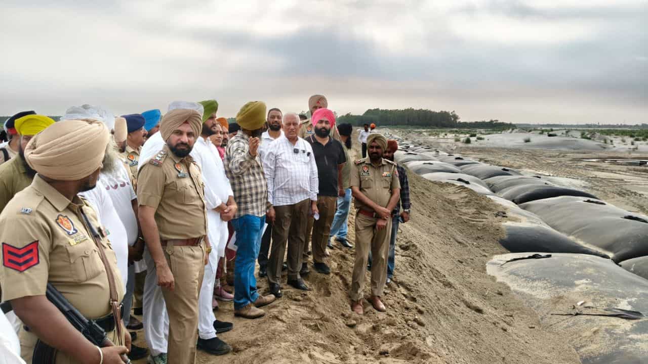 ਲੁਧਿਆਣਾ ਚ ਜੀਓ-ਟਿਊਬ ਤਕਨਾਲੋਜੀ ਰੋਕੇਗੀ ਹੜ੍ਹ, ਜਲ ਸਰੋਤ ਮੰਤਰੀ ਨੇ ਕੰਮਾਂ ਦਾ ਕੀਤਾ ਨਿਰੀਖਣ; 1 ਕਿਲੋਮੀਟਰ ਲੰਬਾ ਬਣਾਇਆ ਜਾ ਰਿਹਾ ਧੁੱਸੀ ਬੰਨ੍ਹ