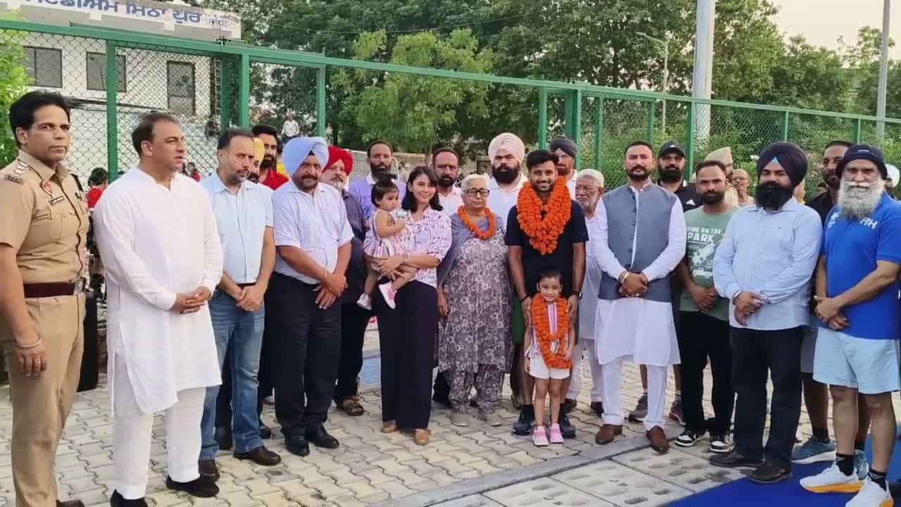 ਜਲੰਧਰ ਦੇ ਮਿੱਠਾਪੁਰ ਹਾਕੀ ਸਟੇਡੀਅਮ ਪਹੁੰਚੇ ਮਨਪ੍ਰੀਤ ਸਿੰਘ, ਪਿੰਡ ਵਾਸੀਆਂ ਅਤੇ ਪੰਜਾਬ ਹਾਕੀ ਫੈਡਰੇਸ਼ਨ ਵੱਲੋਂ ਨਿੱਘਾ ਸਵਾਗਤ