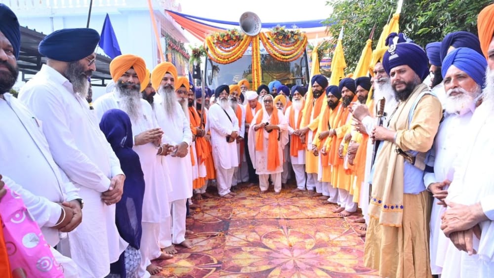 ਸ੍ਰੀ ਅਕਾਲ ਤਖ਼ਤ ਸਾਹਿਬ ਦੀ ਸਰਬਉੱਚਤਾ, ਕੌਮੀ ਏਕਤਾ ਅਤੇ ਸਿੱਖ ਵਿਰਸੇ ਦੇ ਸੰਦੇਸ਼ ਨੂੰ ਘਰ-ਘਰ ਪਹੁੰਚਾਉਣ ਦੇ ਮੰਤਵ ਨਾਲ ਮੀਰੀ-ਪੀਰੀ ਖਾਲਸਾ ਮਾਰਚ ਮੋਗਾ ਤੋਂ ਫਿਰੋਜ਼ਪੁਰ ਲਈ ਰਵਾਨਾ ਹੋਇਆ। ਵੱਖ-ਵੱਖ ਥਾਵਾਂ 'ਤੇ ਸੰਗਤਾਂ ਨੇ ਖਾਲਸਾ ਮਾਰਚ ਦਾ ਨਿੱਘਾ ਸਵਾਗਤ ਕੀਤਾ। ( Photo Credit Social Media )