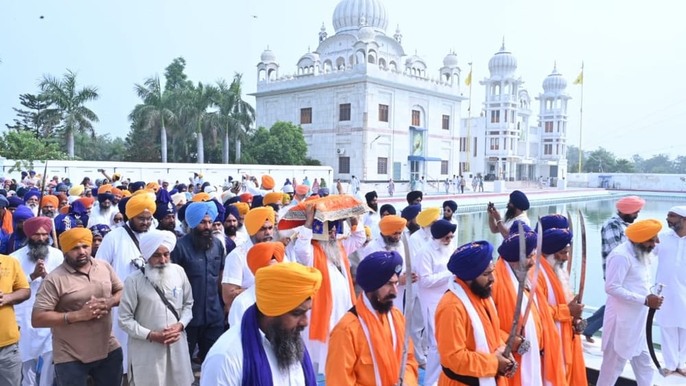 ਮਾਰਚ ਦੌਰਾਨ ਵੱਖ-ਵੱਖ ਪਿੰਡਾਂ ਅਤੇ ਸ਼ਹਿਰਾਂ ਵਿੱਚ ਸੰਗਤਾਂ ਨੇ ਸ਼ਰਧਾ ਨਾਲ ਸਵਾਗਤ ਕਰਦਿਆਂ ਸ੍ਰੀ ਗੁਰੂ ਗ੍ਰੰਥ ਸਾਹਿਬ ਜੀ ਪ੍ਰਤੀ ਆਪਣਾ ਸਤਿਕਾਰ ਪ੍ਰਗਟਾਇਆ। ( Photo Credit Social Media )