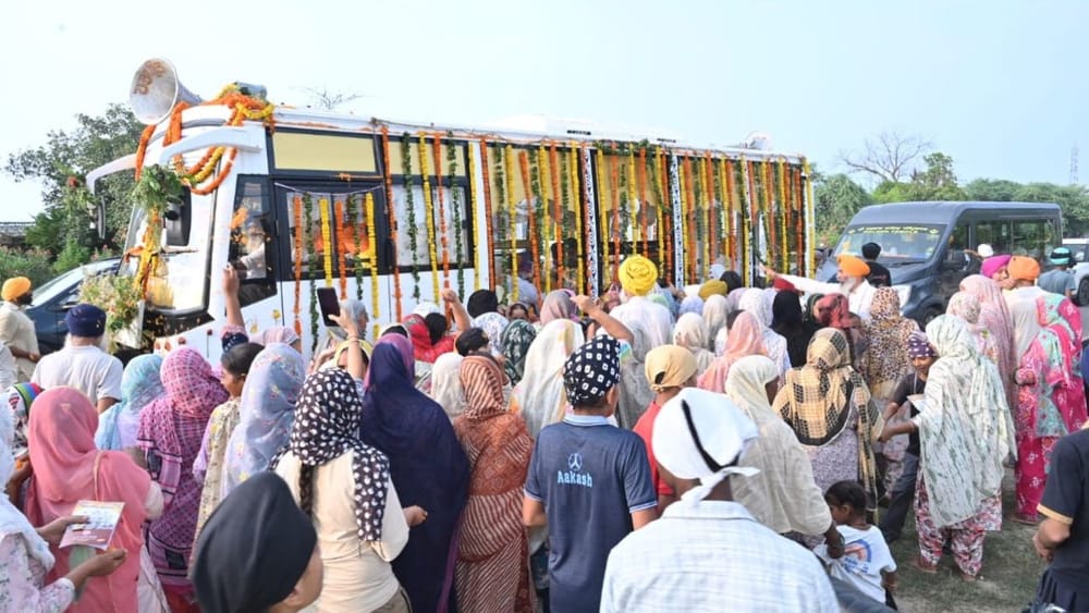 ਮਾਰਚ ਨਾਲ ਚੱਲ ਰਹੀ ਗੁਰੂ ਸਾਹਿਬਾਨ ਅਤੇ ਸ਼ਹੀਦ ਸਿੰਘਾਂ ਦੇ ਸ਼ਸਤਰਾਂ ਵਾਲੀ ਬੱਸ ਅਤੇ ਸਚਿੱਤਰ ਪ੍ਰਦਰਸ਼ਨੀ ਸੰਗਤਾਂ ਲਈ ਵਿਸ਼ੇਸ਼ ਆਕਰਸ਼ਣ ਦਾ ਕੇਂਦਰ ਰਹੀ। ( Photo Credit Social Media )