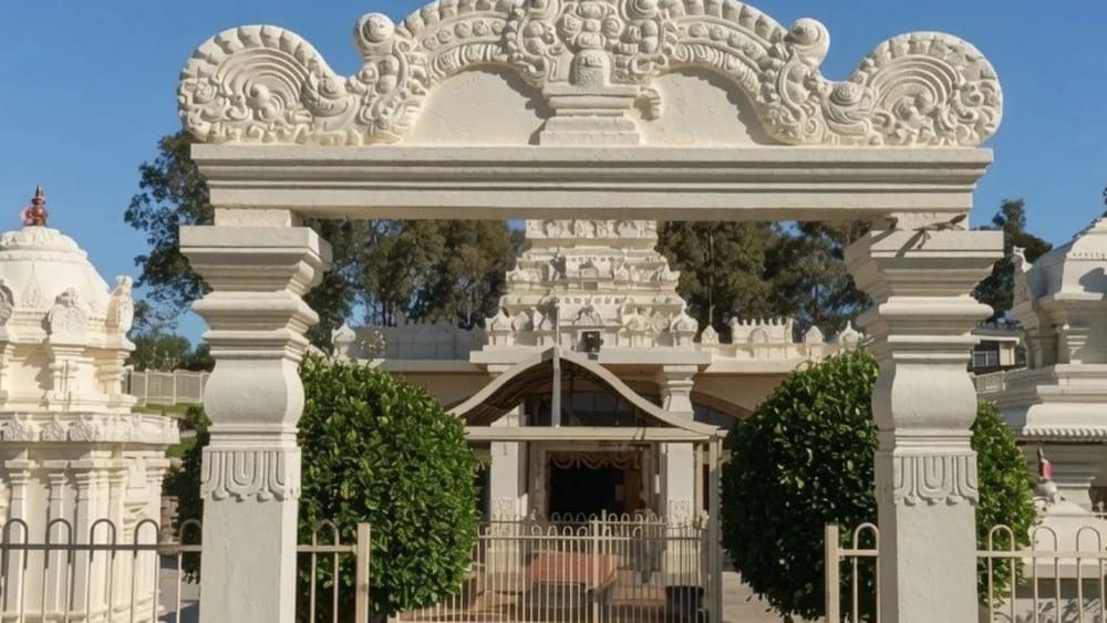 ਮੁਕਤੀ ਗੁਪਤੇਸ਼ਵਰ ਮੰਦਰ, ਮਿੰਟੋ (ਆਸਟ੍ਰੇਲੀਆ) – ਇਹ ਦੁਨੀਆ ਦਾ ਪਹਿਲਾ ਅਜਿਹਾ ਸ਼ਿਵ ਮੰਦਰ ਮੰਨਿਆ ਜਾਂਦਾ ਹੈ, ਜੋ ਕ੍ਰਿਤ੍ਰਿਮ (ਆਰਟੀਫ਼ਿਸ਼ਲ) ਗੁਫ਼ਾ ਦੇ ਅੰਦਰ ਬਣਾਇਆ ਗਿਆ ਹੈ। ਇਸ ਨੂੰ 13ਵੇਂ ਜੋਤਿਰਲਿੰਗ ਵਜੋਂ ਵੀ ਮਾਨਤਾ ਦਿੱਤੀ ਜਾਂਦੀ ਹੈ ਅਤੇ ਮੰਦਰ ਦੇ ਅੰਦਰ 12 ਜੋਤਿਰਲਿੰਗਾਂ ਦੀਆਂ ਪ੍ਰਤਿਕ੍ਰਿਤੀਆਂ ਸਥਾਪਿਤ ਹਨ। ਇੱਥੇ ਦਾ ਸ਼ਾਂਤ ਅਤੇ ਆਧਿਆਤਮਿਕ ਮਾਹੌਲ ਸ਼ਰਧਾਲੂਆਂ ਨੂੰ ਮਨ ਦੀ ਸ਼ਾਂਤੀ ਪ੍ਰਦਾਨ ਕਰਦਾ ਹੈ। ਇਹ ਮੰਦਰ ਸਿਡਨੀ ਦੇ ਸਭ ਤੋਂ ਨੇੜੇ ਸਥਿਤ ਹੈ, ਇਸ ਲਈ ਸਿਡਨੀ ਹਵਾਈ ਅੱਡੇ ਤੋਂ ਇੱਥੇ ਆਸਾਨੀ ਨਾਲ ਪਹੁੰਚਿਆ ਜਾ ਸਕਦਾ ਹੈ। ਮੰਦਰ ਅਤੇ ਸਿਡਨੀ ਵਿਚਕਾਰ ਲਗਭਗ 40 ਕਿਲੋਮੀਟਰ ਦੀ ਦੂਰੀ ਹੈ।