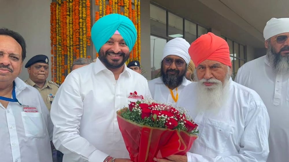 ਇਸਤੋਂ ਪਹਿਲਾਂ ਜਦੋਂ ਸੰਤ ਨਿਰੰਜਨ ਦਾਸ ਜਲੰਧਰ ਰੇਲਵੇ ਸਟੇਸ਼ਨ ਪਹੁੰਚੇ ਤਾਂ ਕੇਂਦਰੀ ਰੇਲ ਮੰਤਰੀ ਰਵਨੀਤ ਬਿੱਟੂ ਨੇ ਫੁੱਲਾਂ ਦਾ ਬੁਕੇ ਦੇ ਕੇ ਉਨ੍ਹਾਂ ਦਾ ਸਵਾਗਤ ਕੀਤਾ।