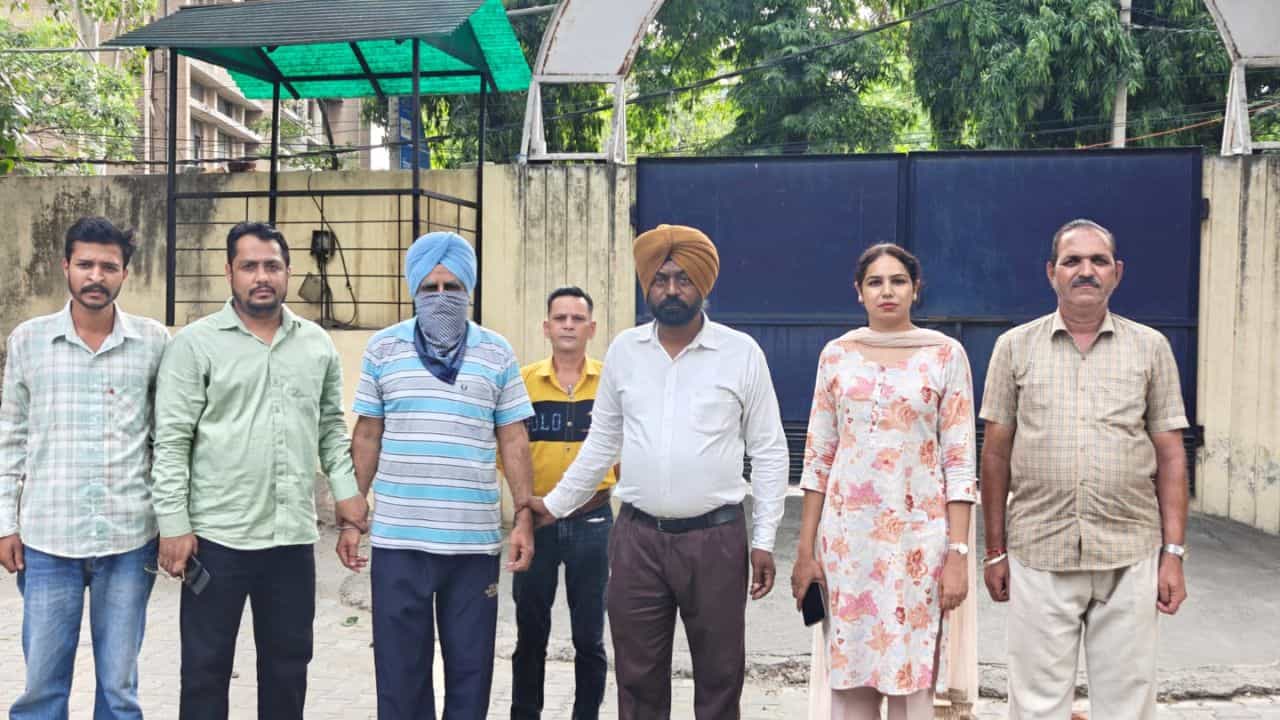 ਲੁਧਿਆਣਾ ਚ ਵਿਜੀਲੈਂਸ ਦਾ ਵੱਡਾ ਐਕਸ਼ਨ, 3500 ਰਿਸ਼ਵਤ ਲੈਂਦਾ ਪਟਵਾਰੀ ਰੰਗੇ ਹੱਥੀਂ ਕਾਬੂ ਲੁਧਿਆਣਾ ਚ ਵਿਜੀਲੈਂਸ ਦਾ ਵੱਡਾ ਐਕਸ਼ਨ, 3500 ਰਿਸ਼ਵਤ ਲੈਂਦਾ ਪਟਵਾਰੀ ਰੰਗੇ ਹੱਥੀਂ ਕਾਬੂ